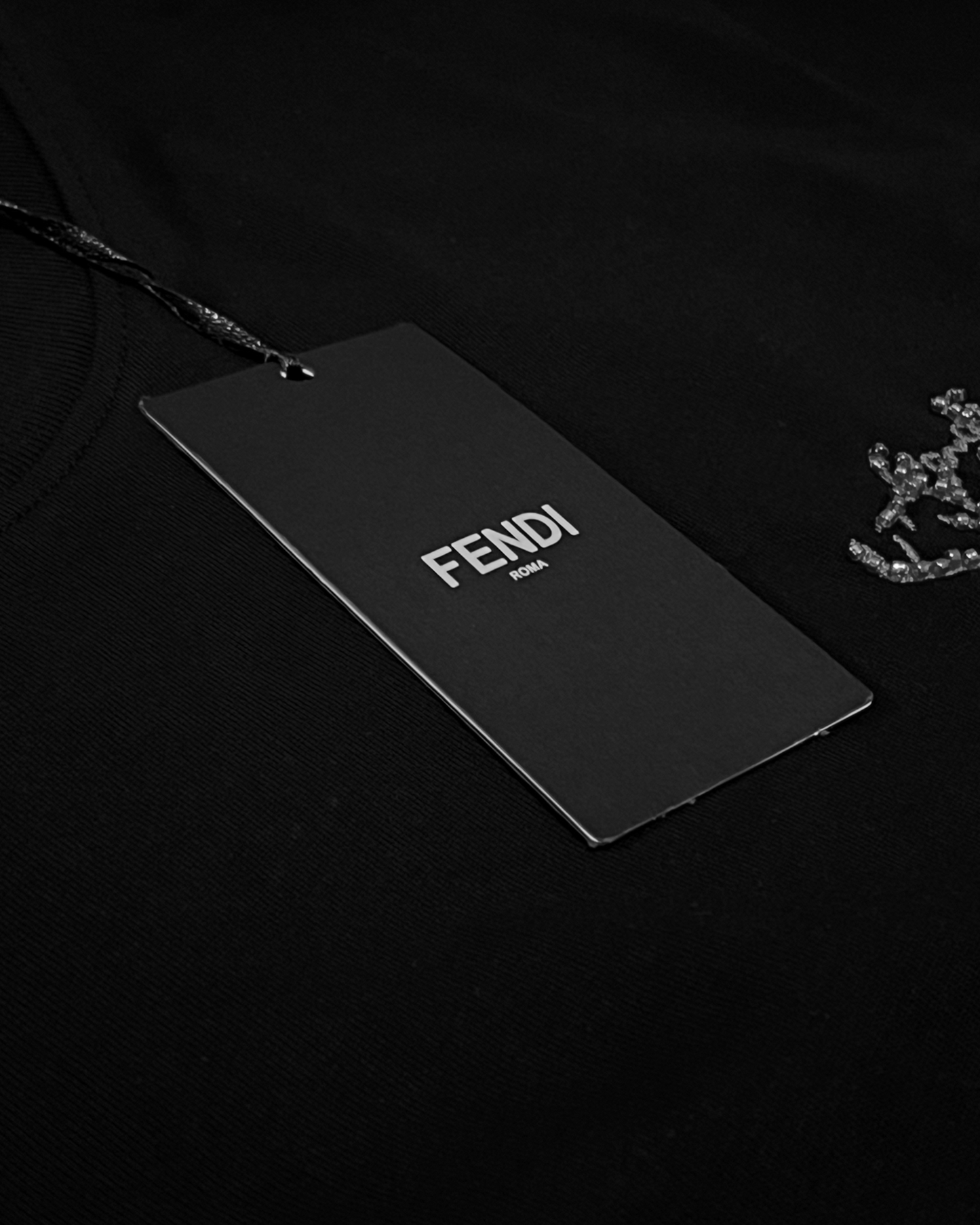 Fendi – černé tričko s korálovou výšivkou