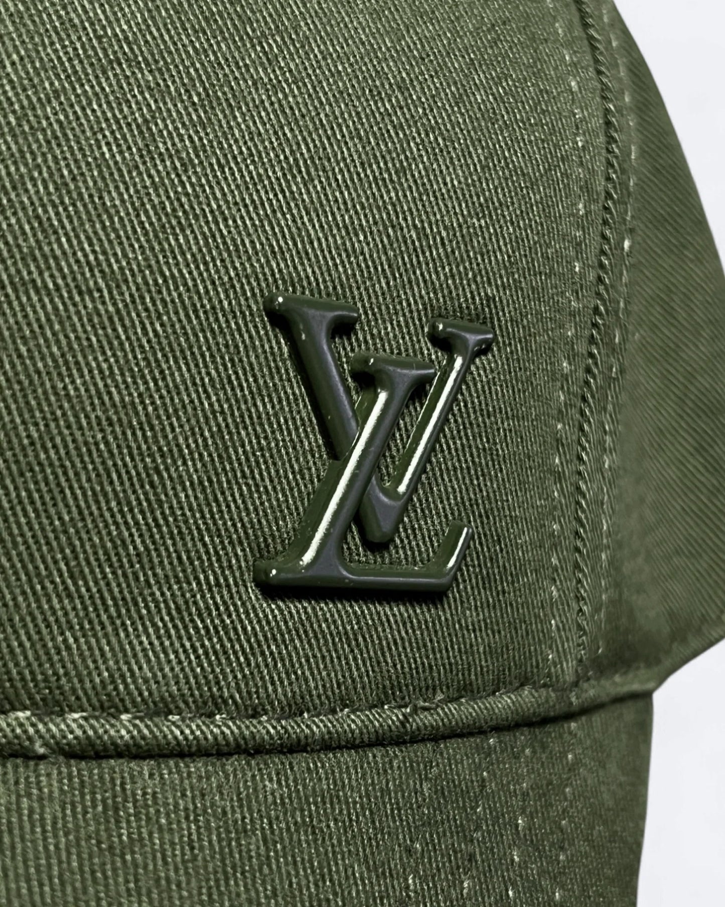 Louis Vuitton – Zelená kšiltovka s broží LV – Zelená