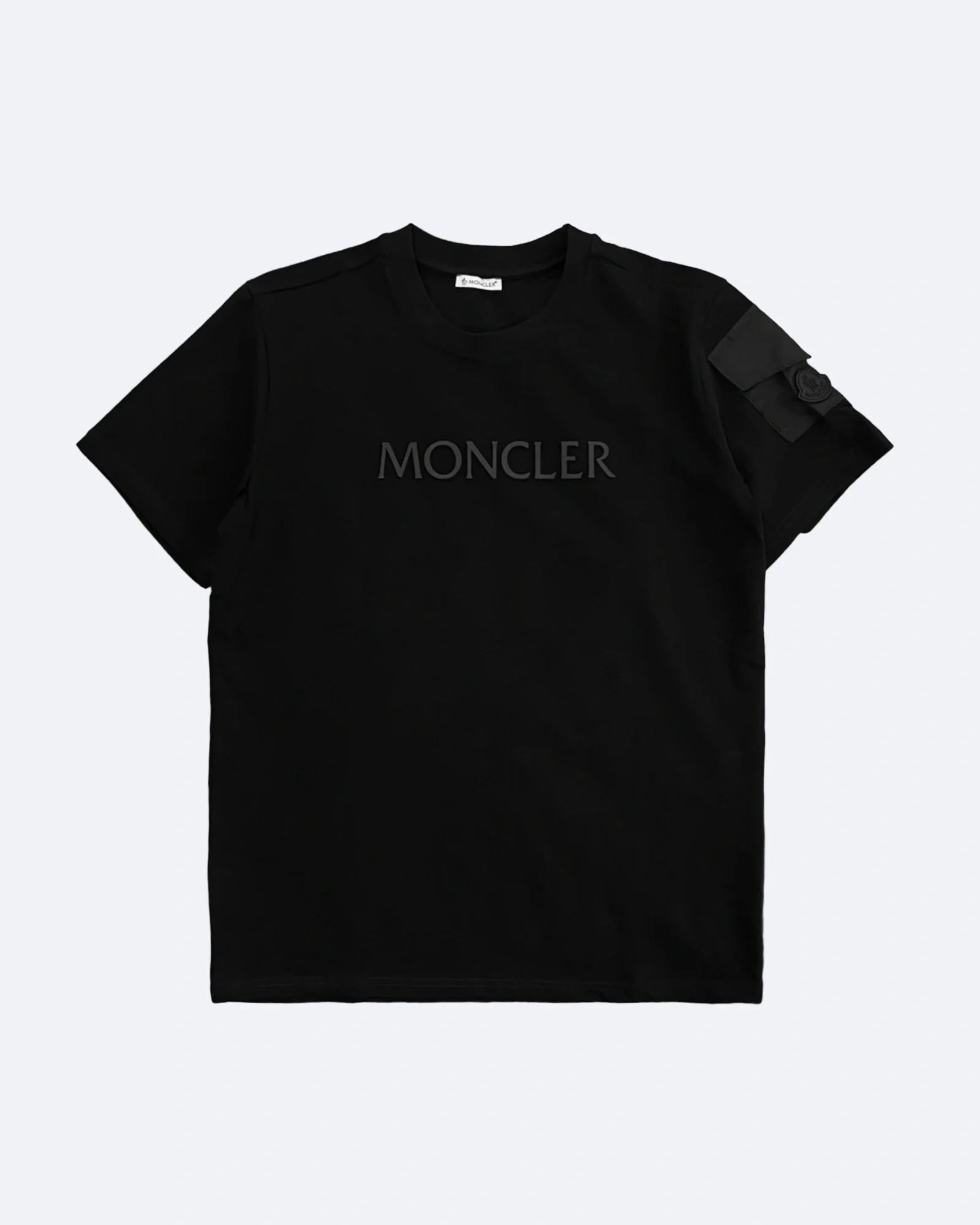 Moncler – Tričko s logem a kapsou na rukávu – černé
