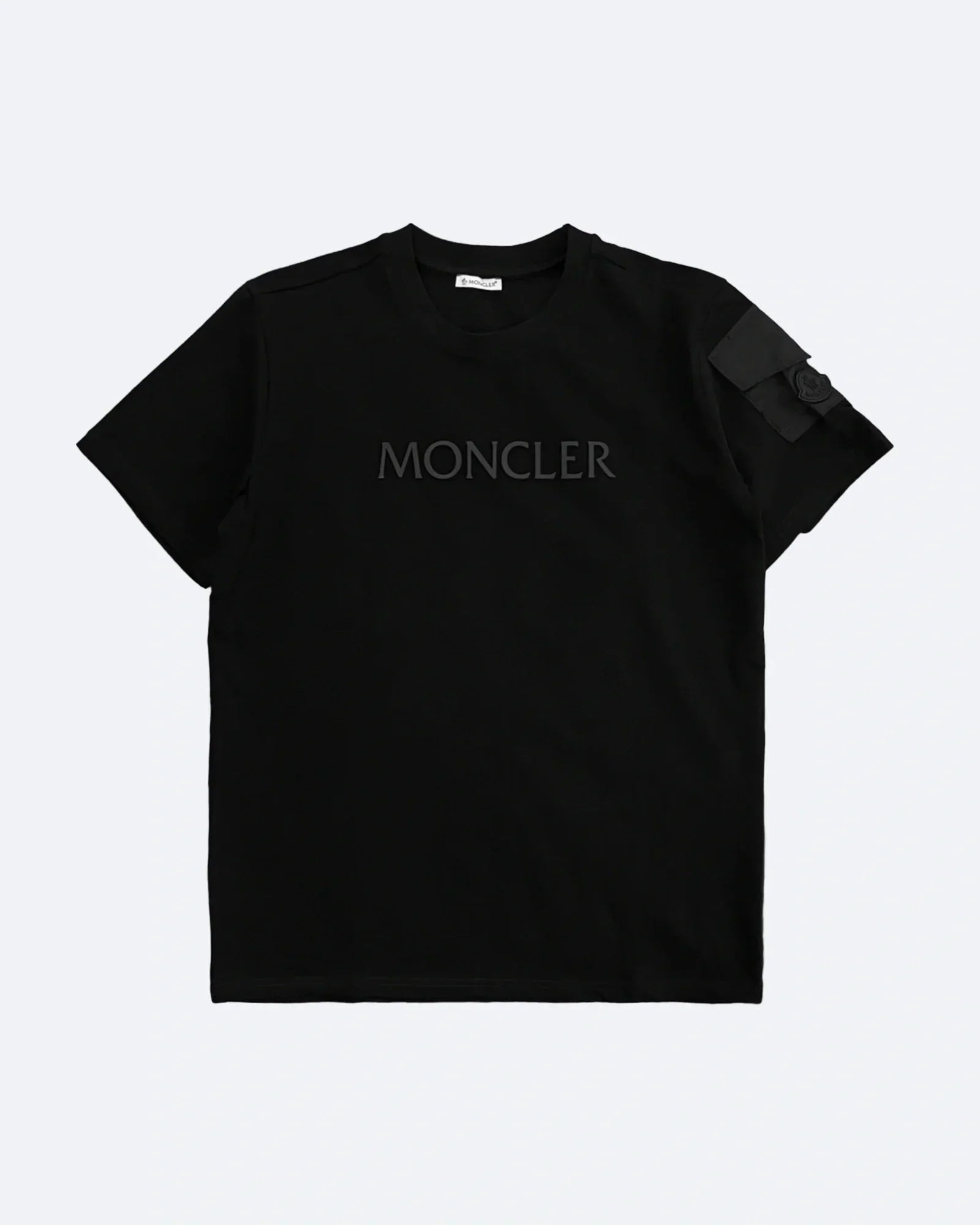 Moncler – Tričko s logem a kapsou na rukávu – černé