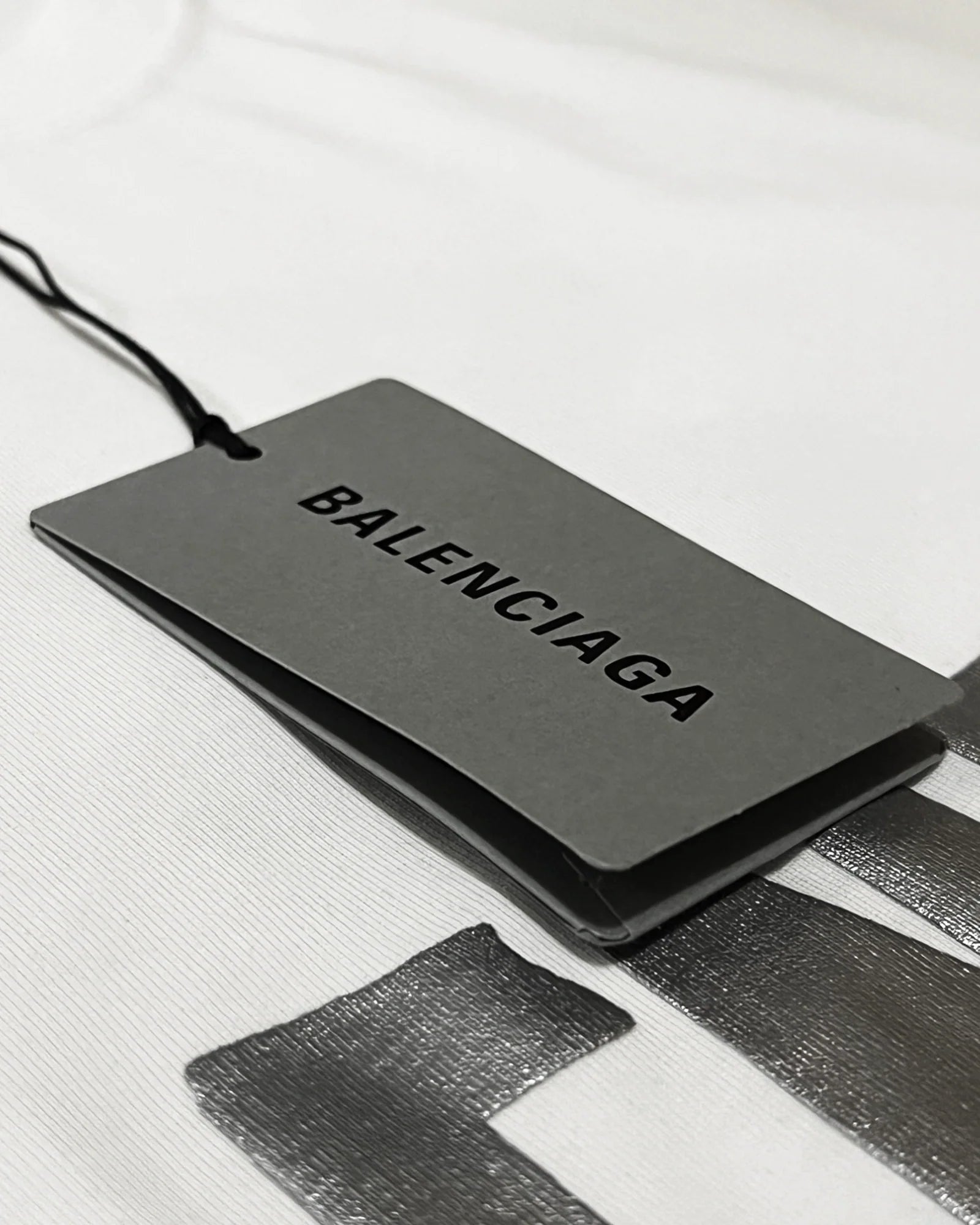 Balenciaga – stříbrné tričko s lepicí páskou – bílé