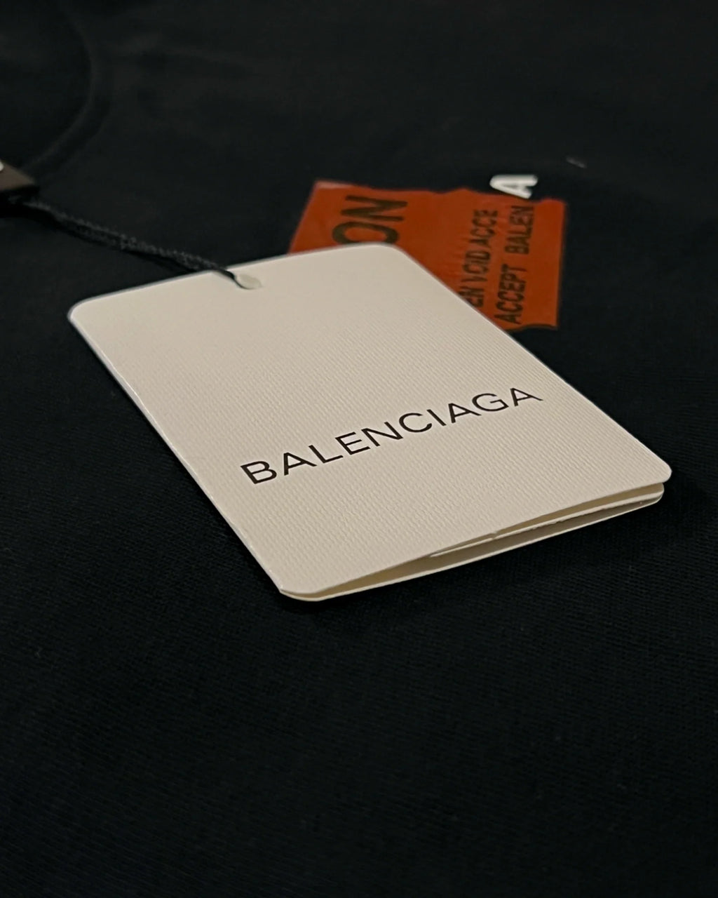 Balenciaga - Černé tričko s logem z červené pásky
