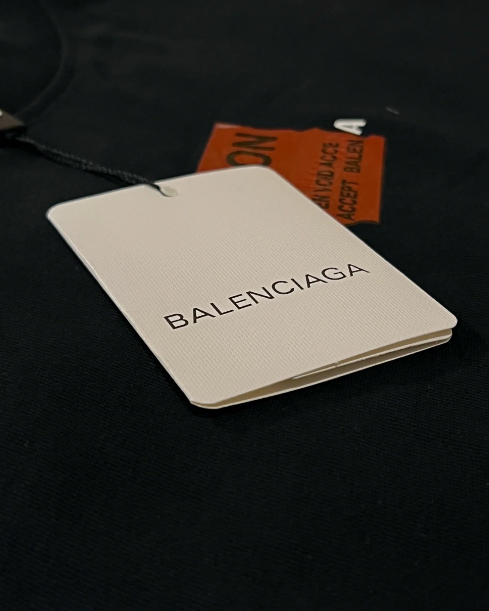 Balenciaga - Černé tričko s logem z červené pásky