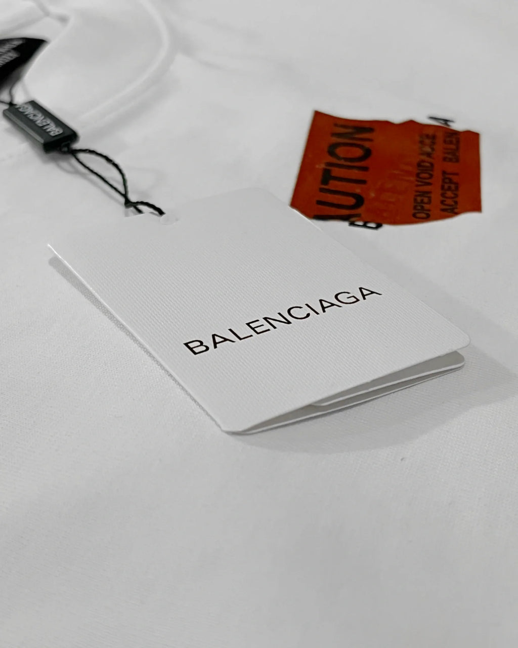 Balenciaga – Bílé tričko s logem v červené pásce