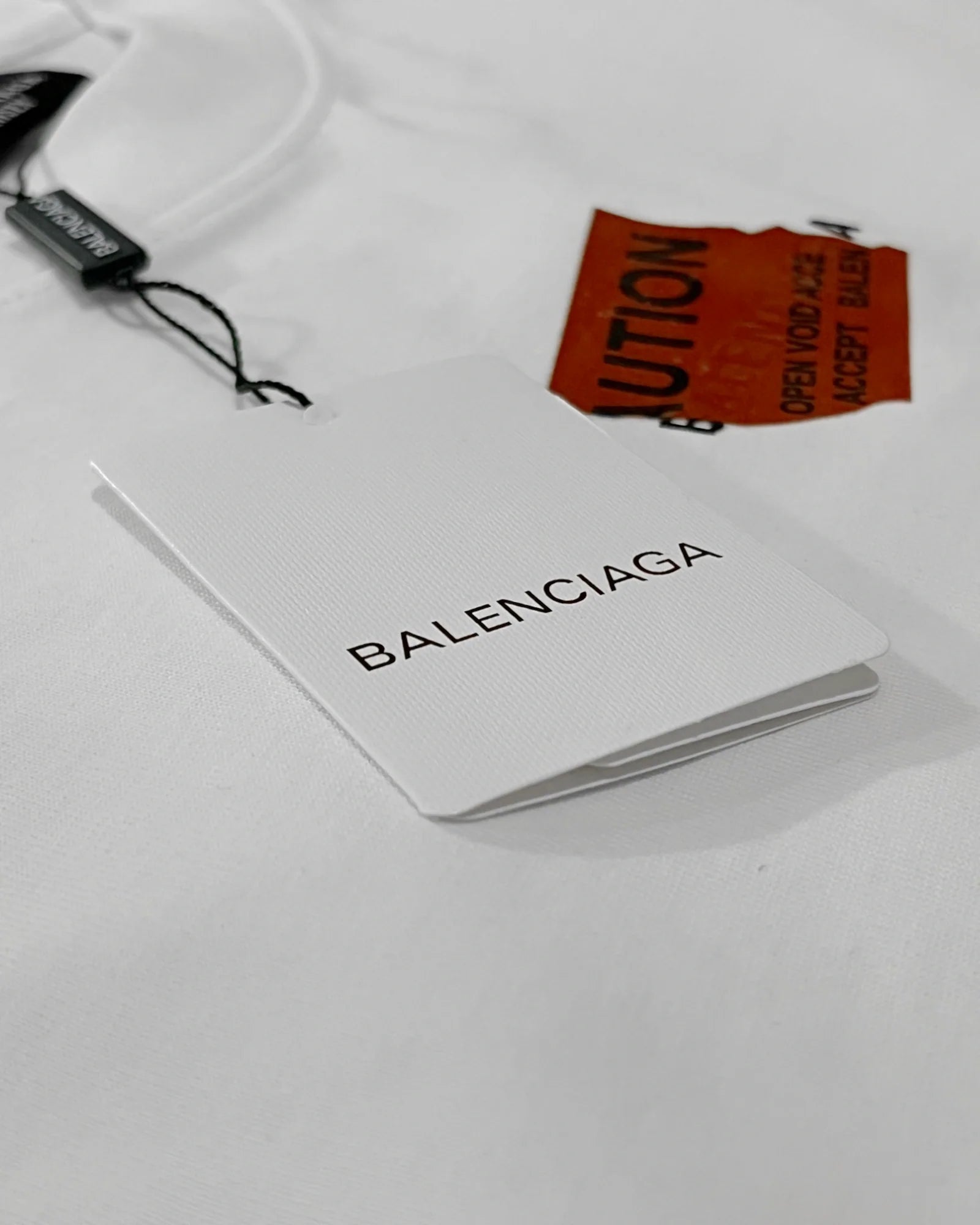 Balenciaga – Bílé tričko s logem v červené pásce