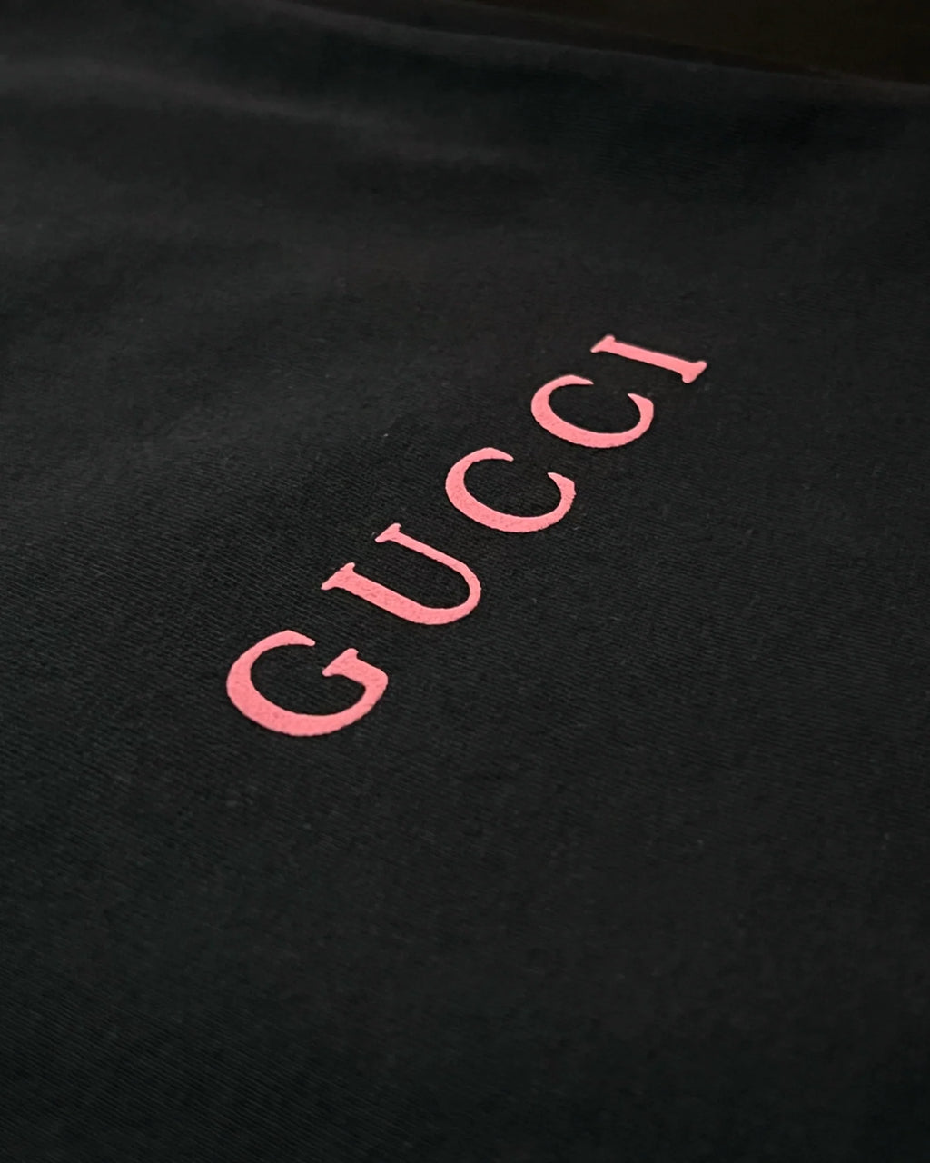 Gucci – Růžové tričko s logem – černé