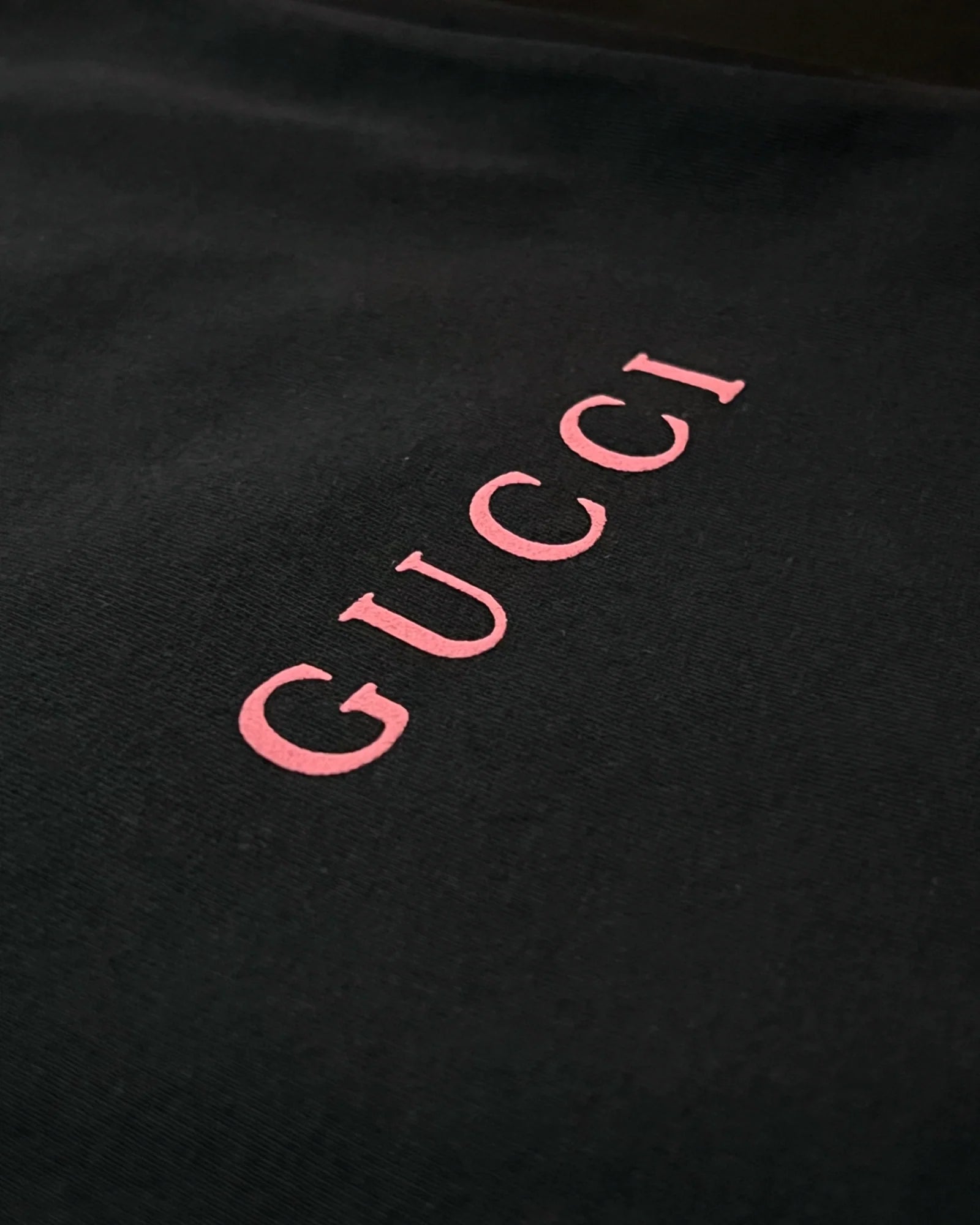 Gucci – Růžové tričko s logem – černé