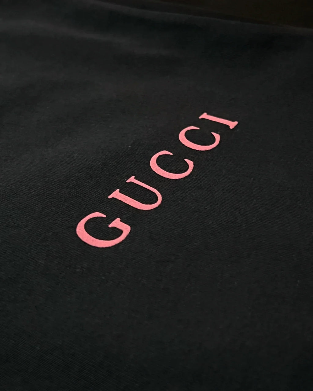 Gucci – Růžové tričko s logem – černé