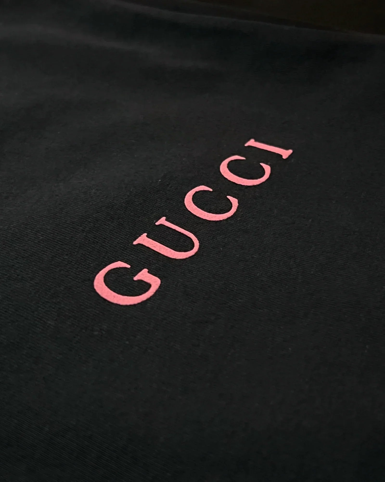 Gucci – Růžové tričko s logem – černé