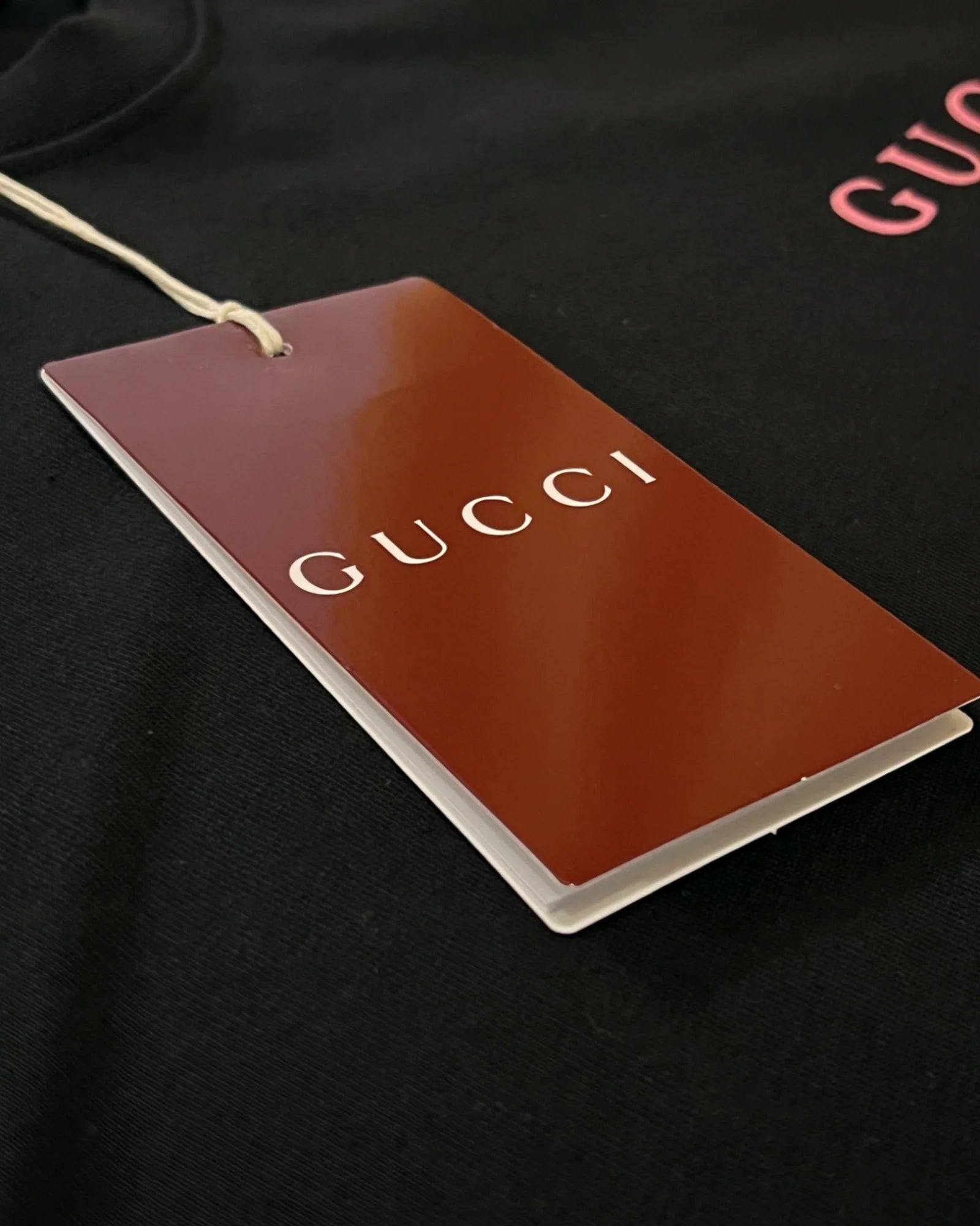 Gucci – Růžové tričko s logem – černé