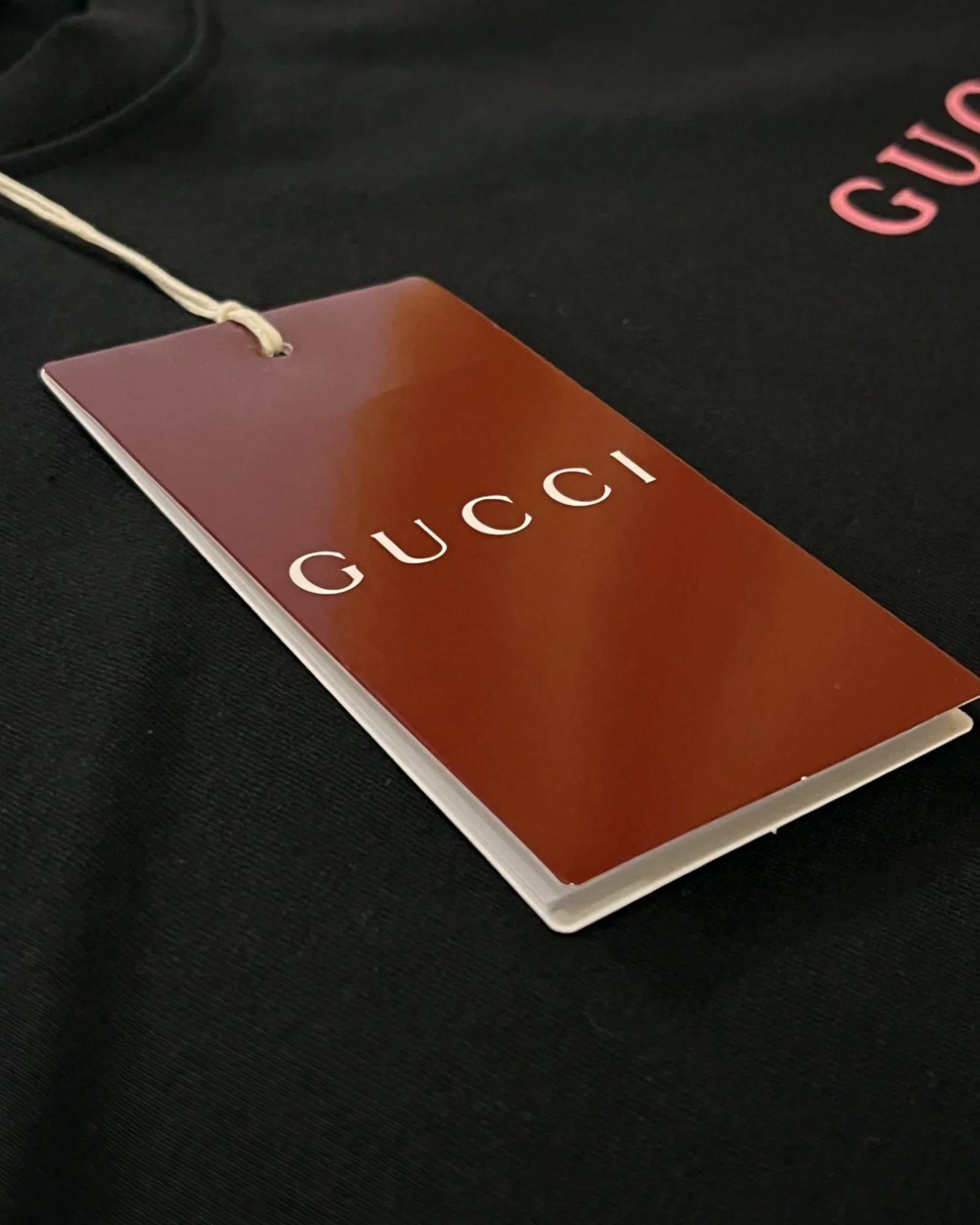 Gucci – Růžové tričko s logem – černé