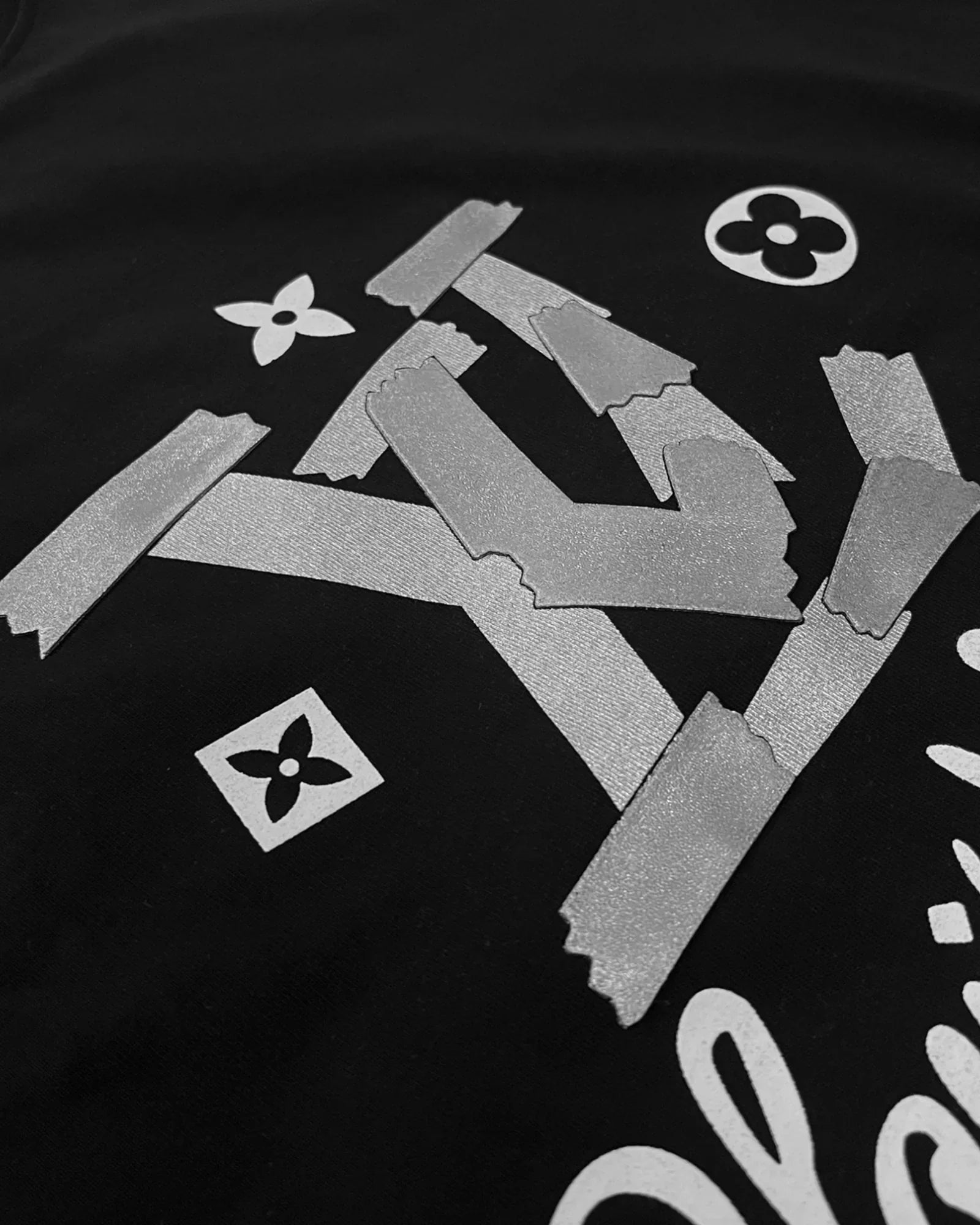 LVTN – Stříbrné tričko s monogramem – černé