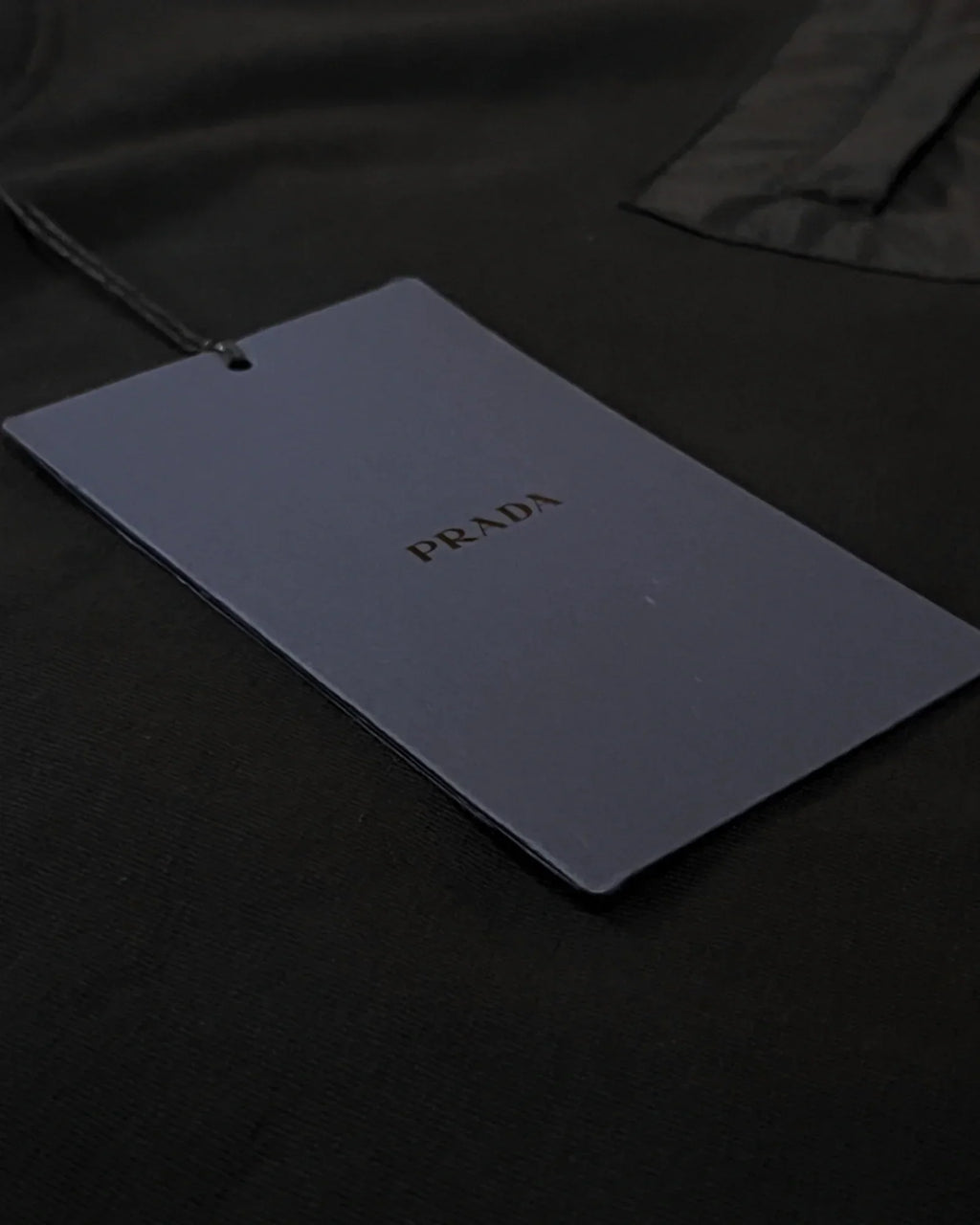 Prada – Tričko s náprsní deskou – černé