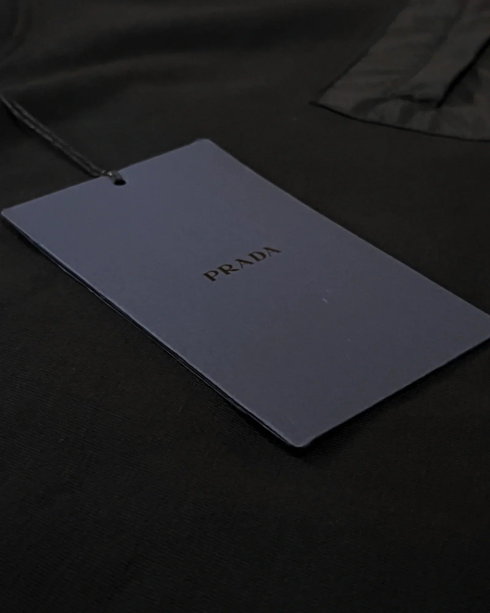 Prada – Tričko s náprsní deskou – černé