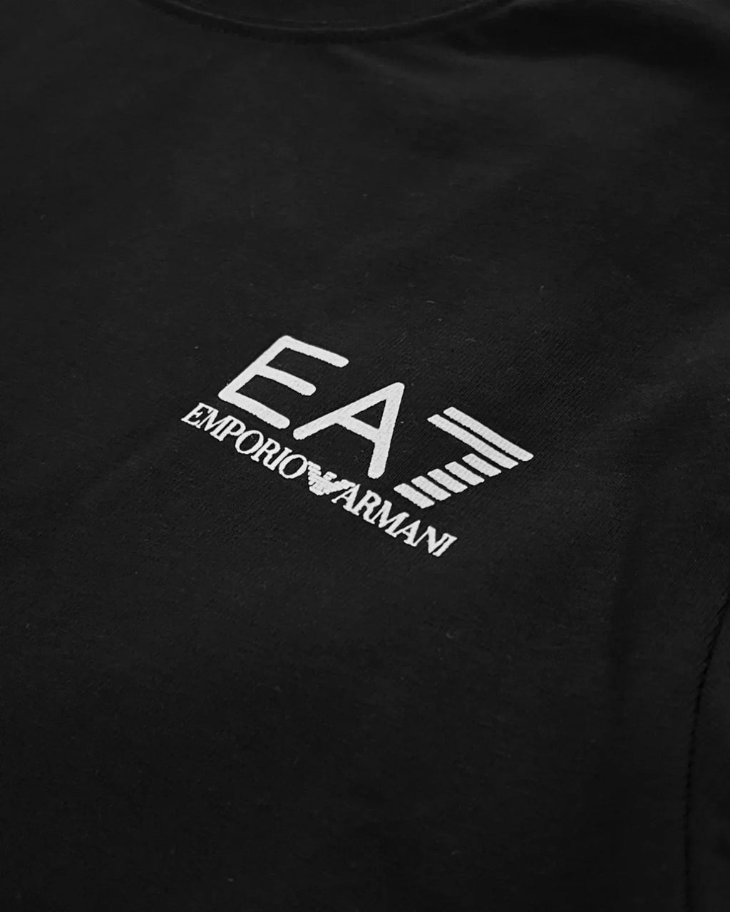 EA7 – Tričko s logem Archive – Černé