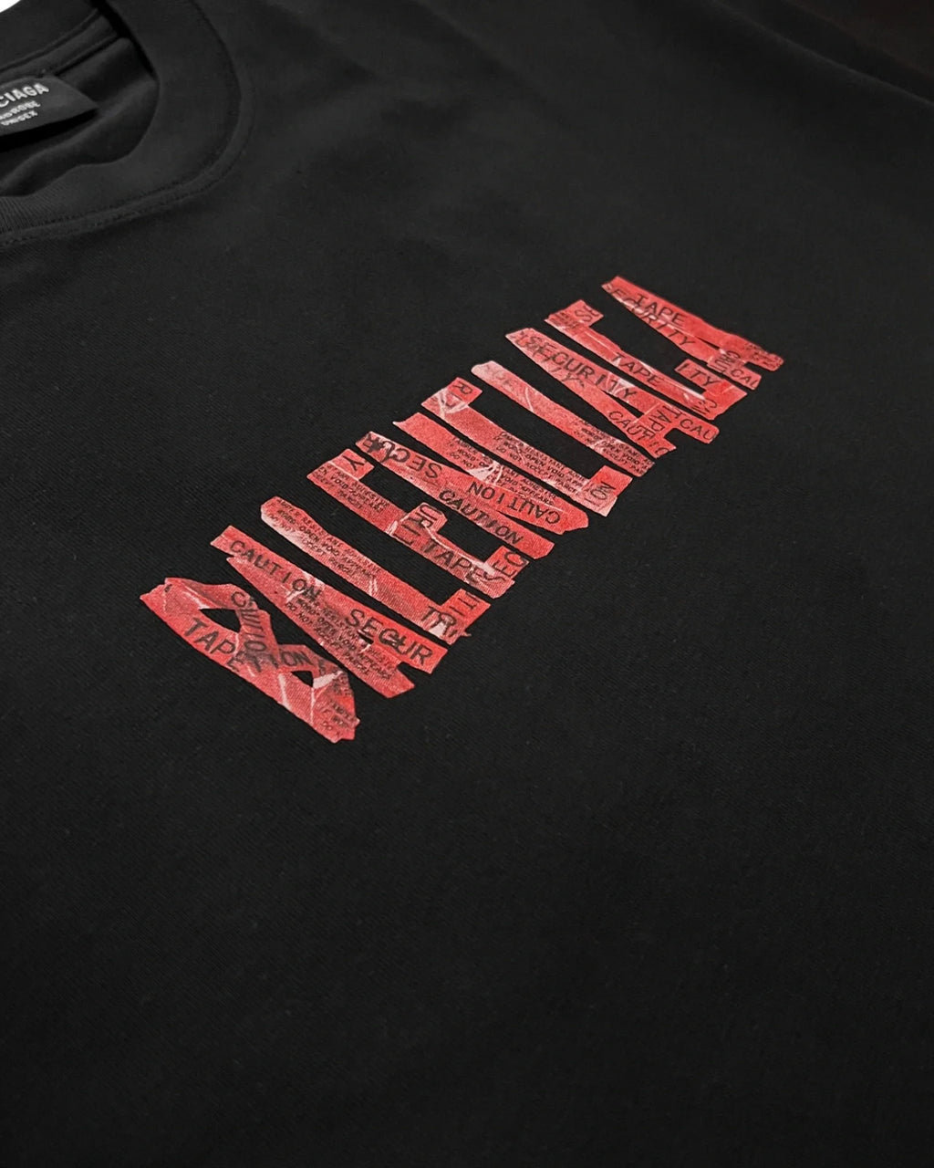 Balenciaga - červené tričko s výstražnou páskou - černé