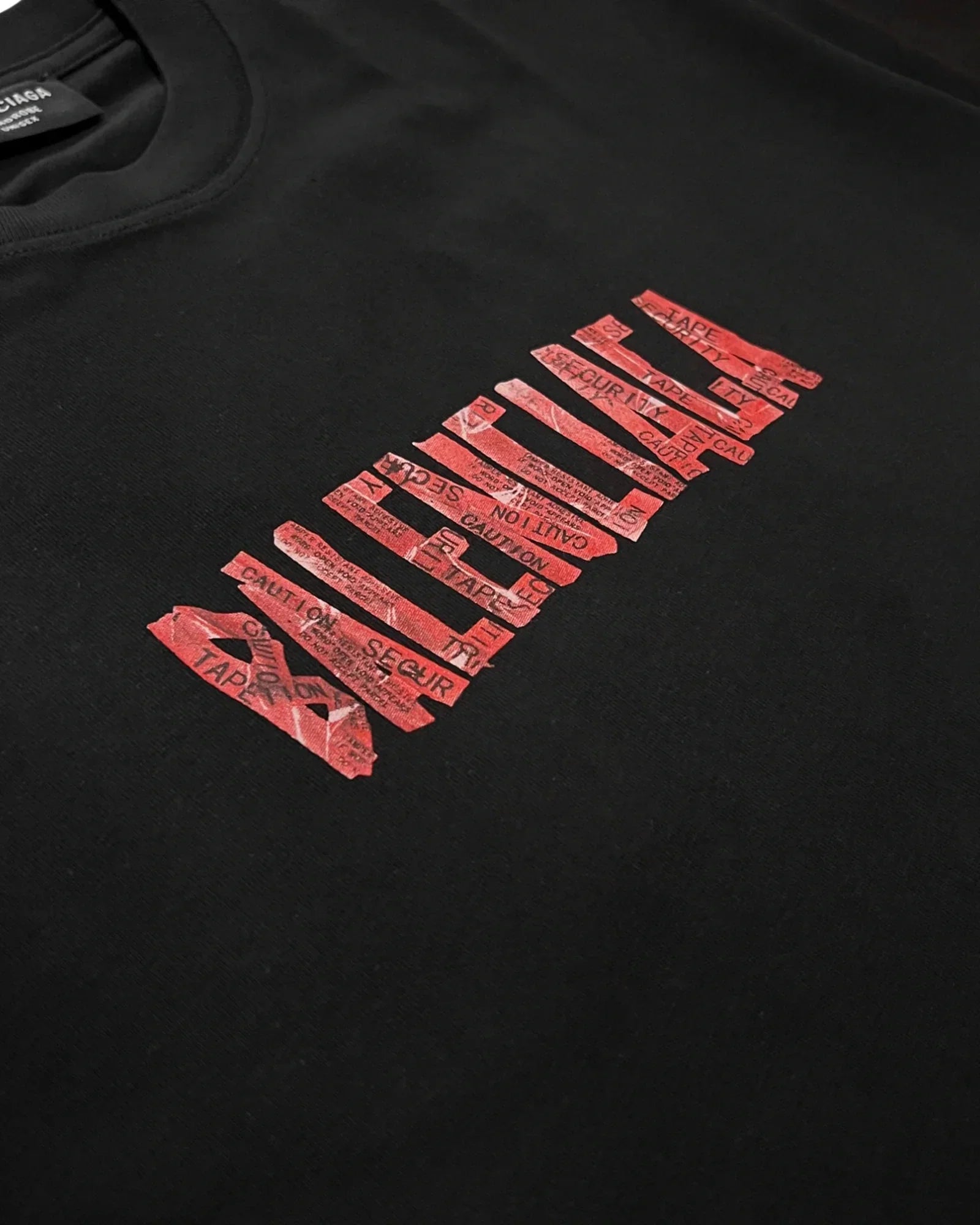 Balenciaga - červené tričko s výstražnou páskou - černé