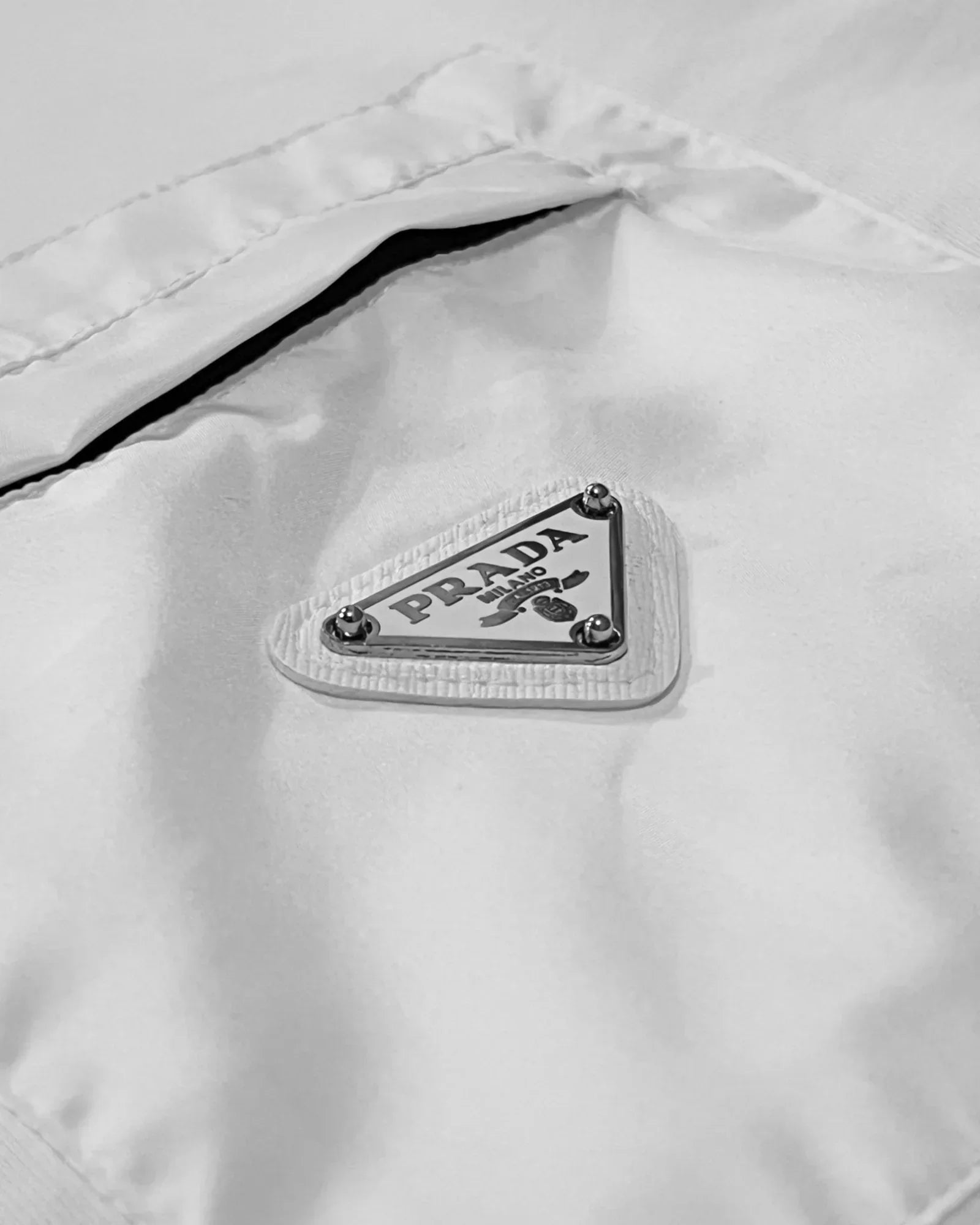 Prada – Tričko s kapsičkou – bílé