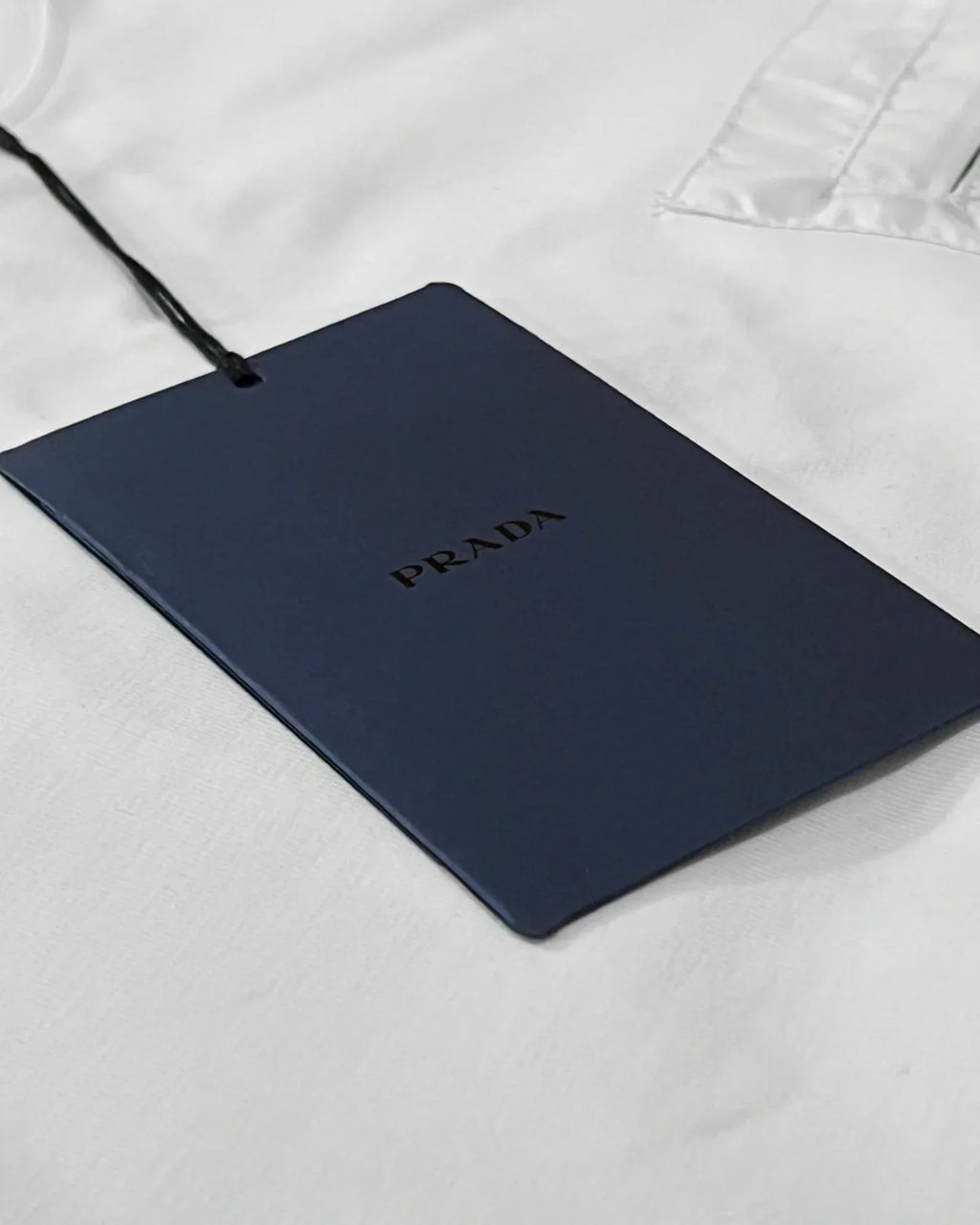 Prada – Tričko s kapsičkou – bílé