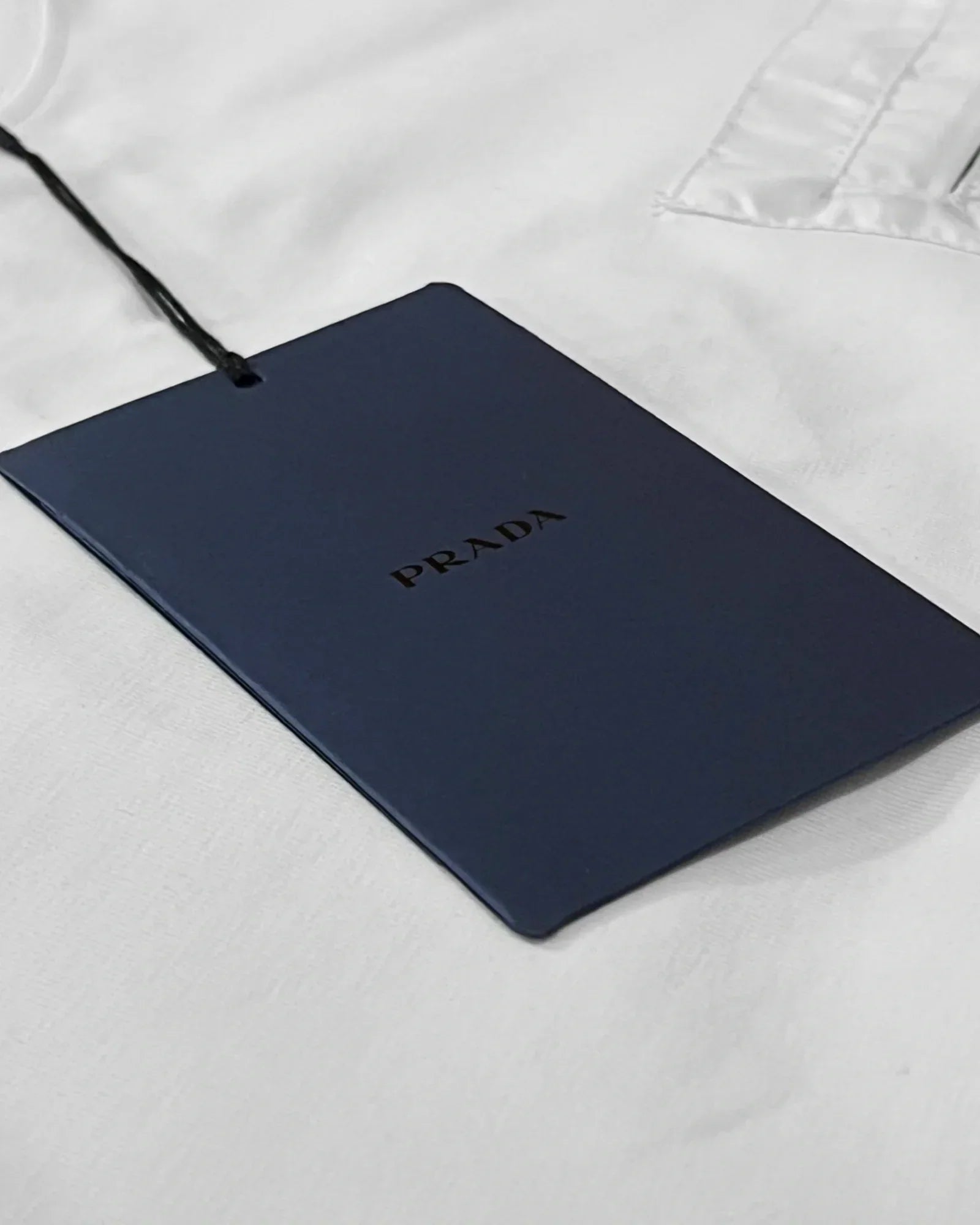 Prada – Tričko s kapsičkou – bílé