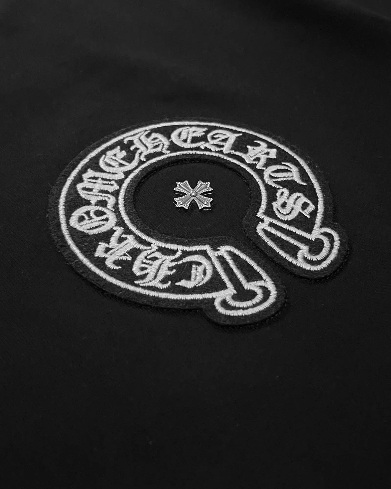 Chrome Hearts – Výšivka s trojitým logem – černá