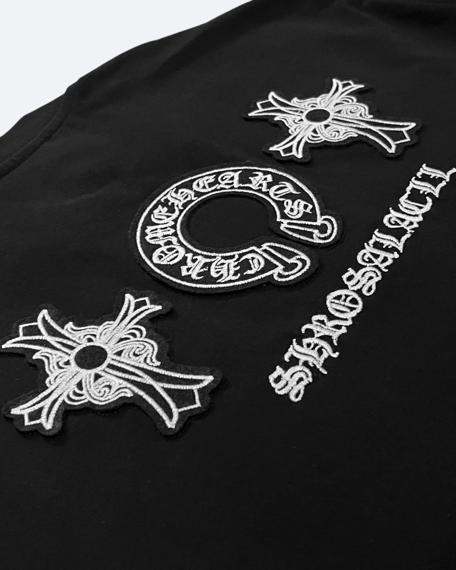 Chrome Hearts – Výšivka s trojitým logem – černá