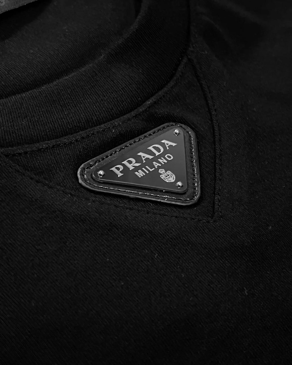Prada – Tričko s logem na krku – Černé