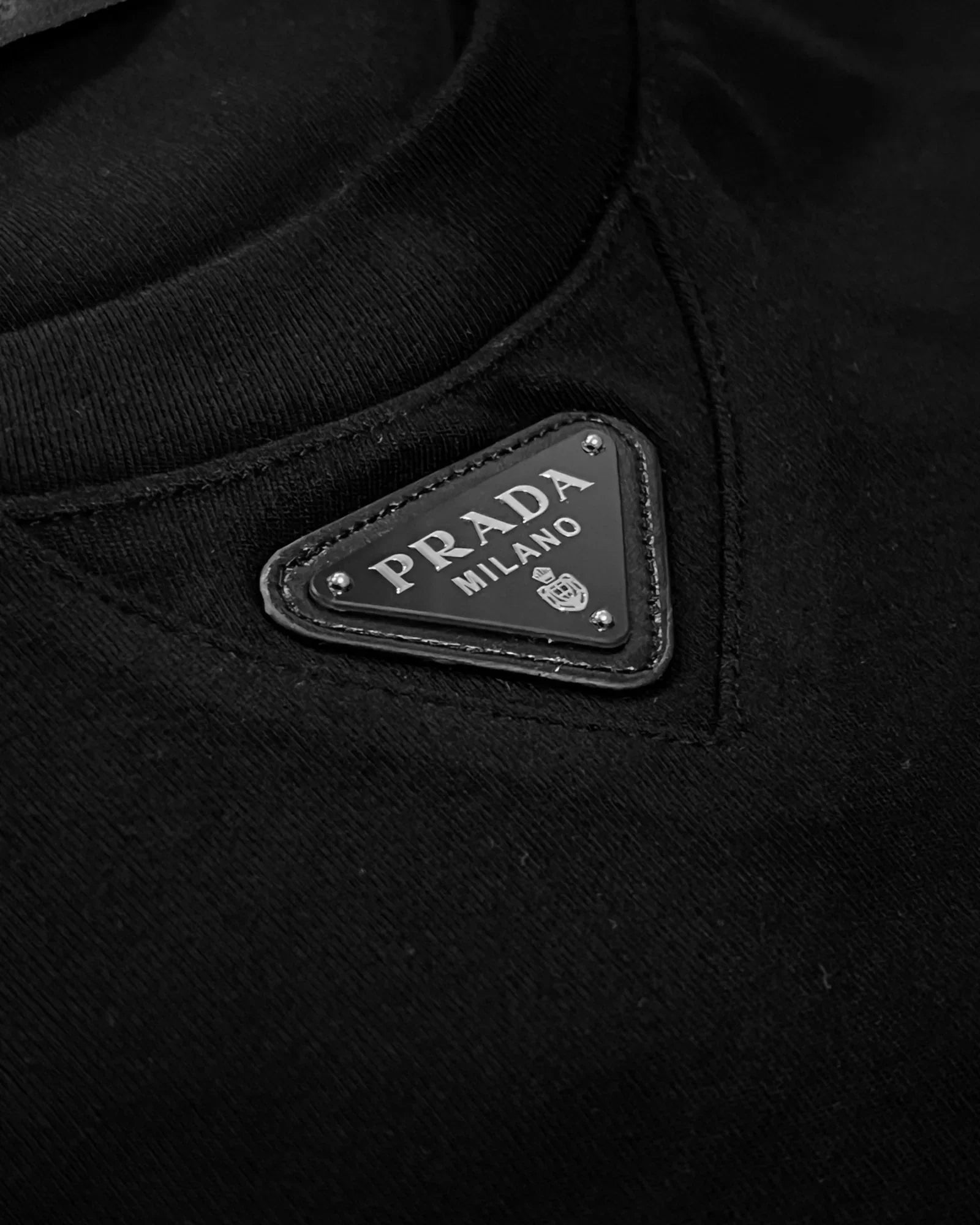 Prada – Tričko s logem na krku – Černé