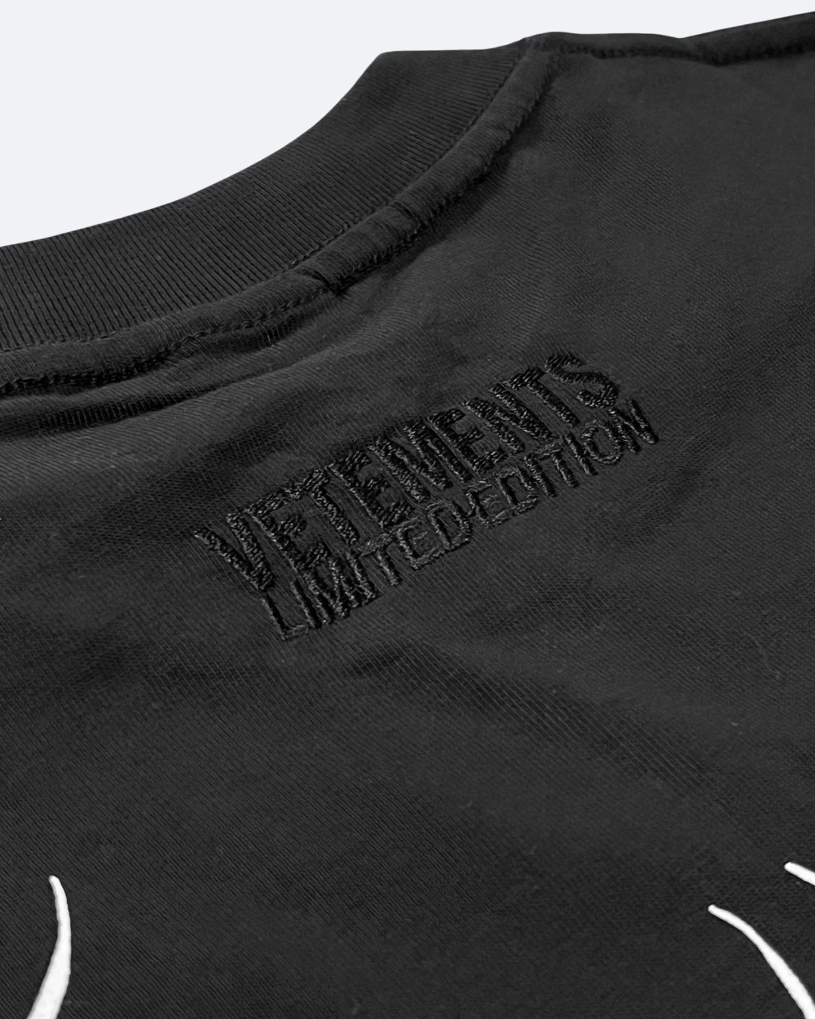 Vetements - tričko s kovovým logem - černé