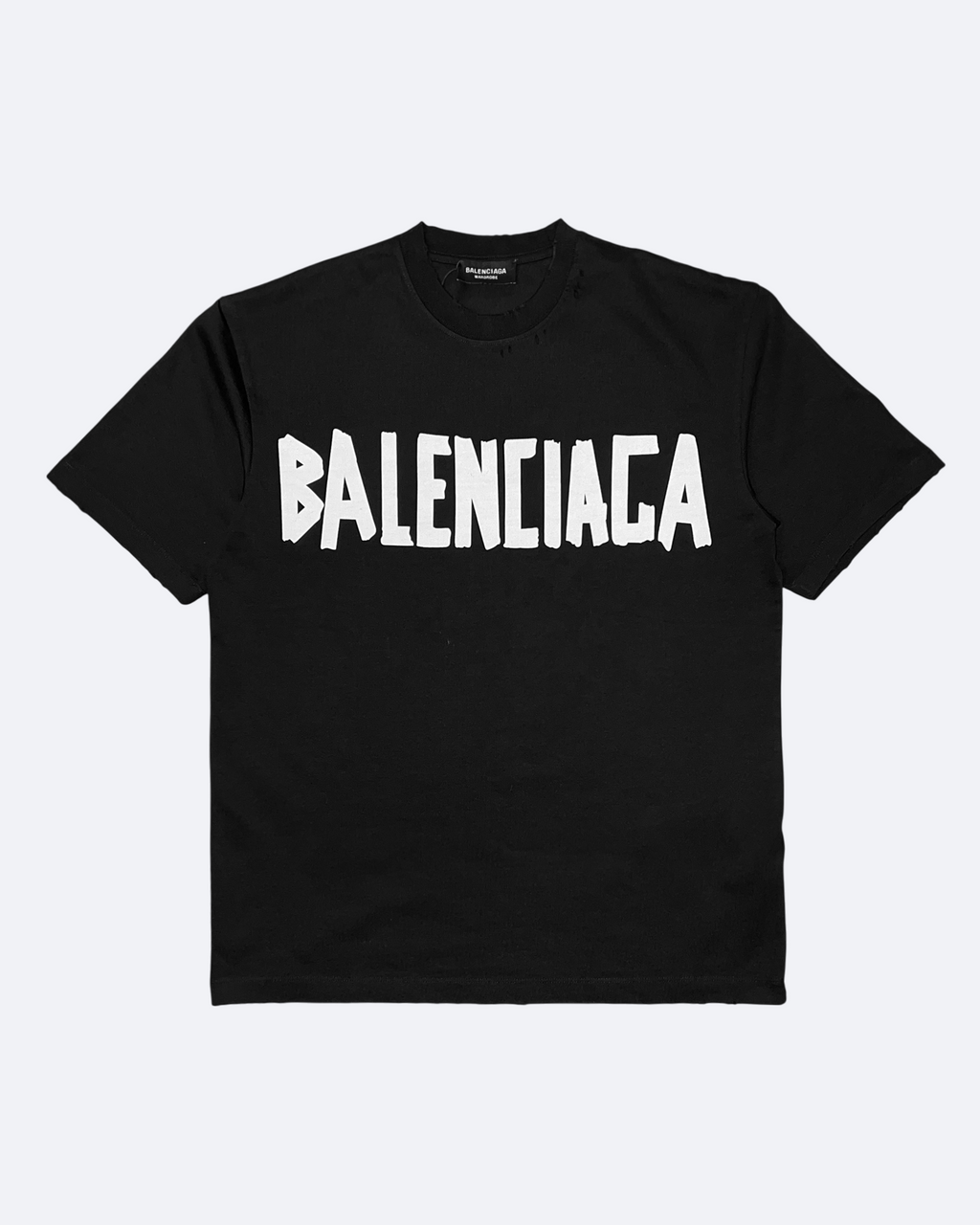Balenciaga – černé tričko s potiskem ve stylu bílé pásky a se sepraným vzhledem