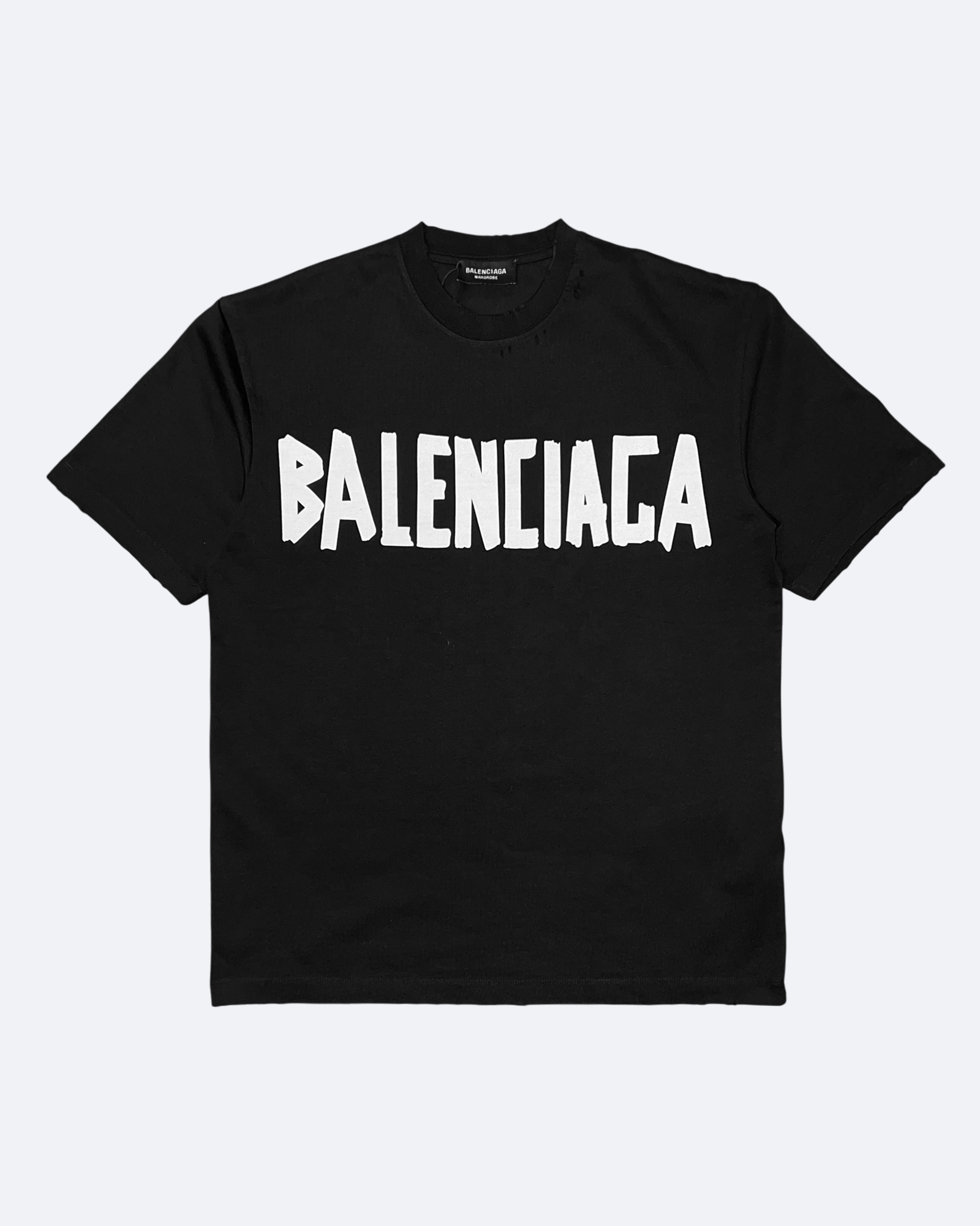Balenciaga – černé tričko s potiskem ve stylu bílé pásky a se sepraným vzhledem