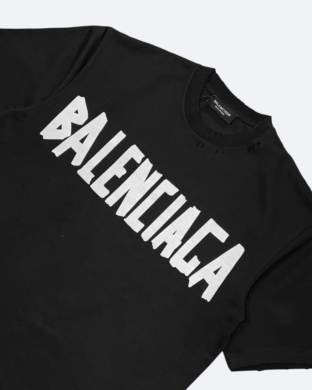 Balenciaga – černé tričko s potiskem ve stylu bílé pásky a se sepraným vzhledem