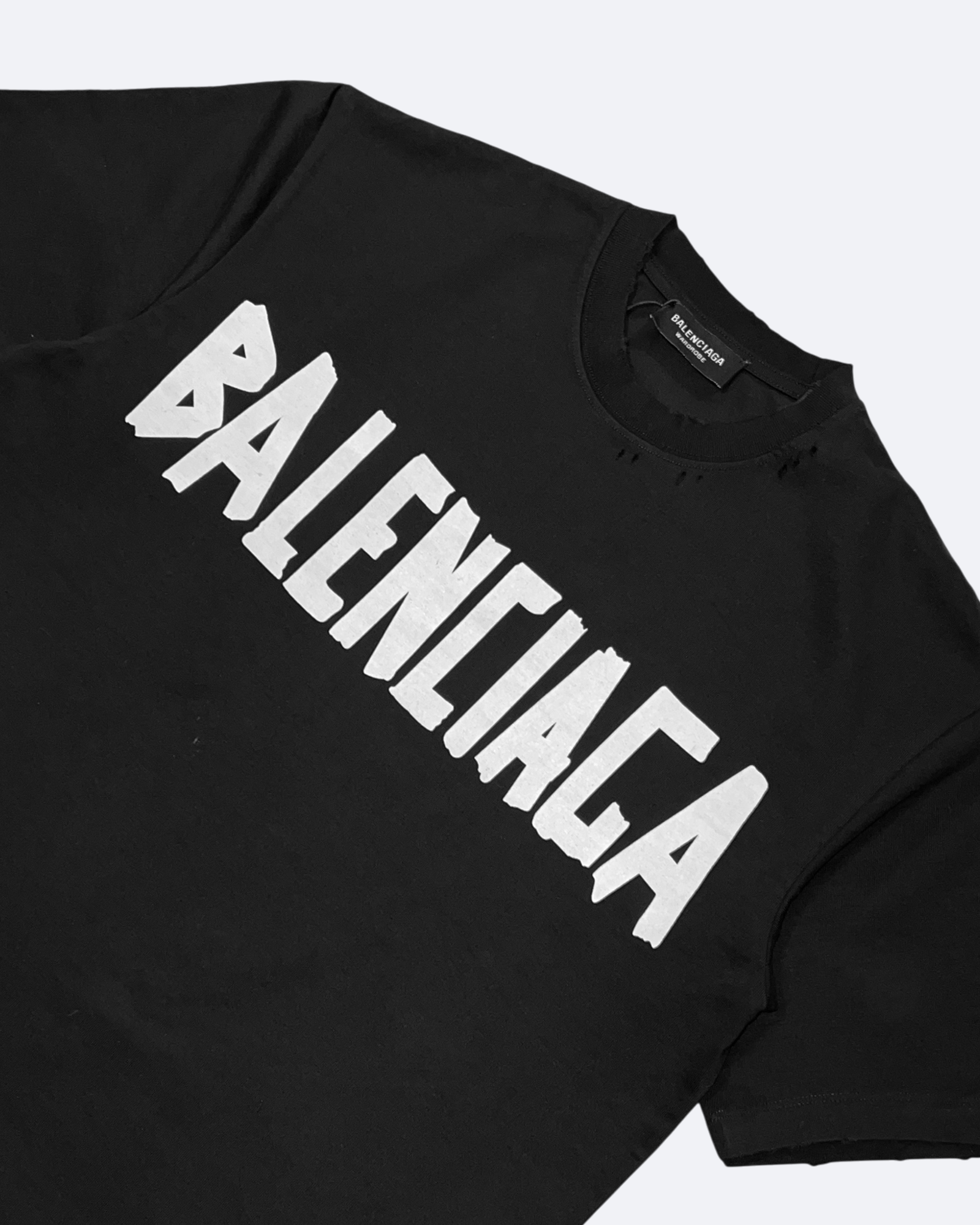 Balenciaga – černé tričko s potiskem ve stylu bílé pásky a se sepraným vzhledem