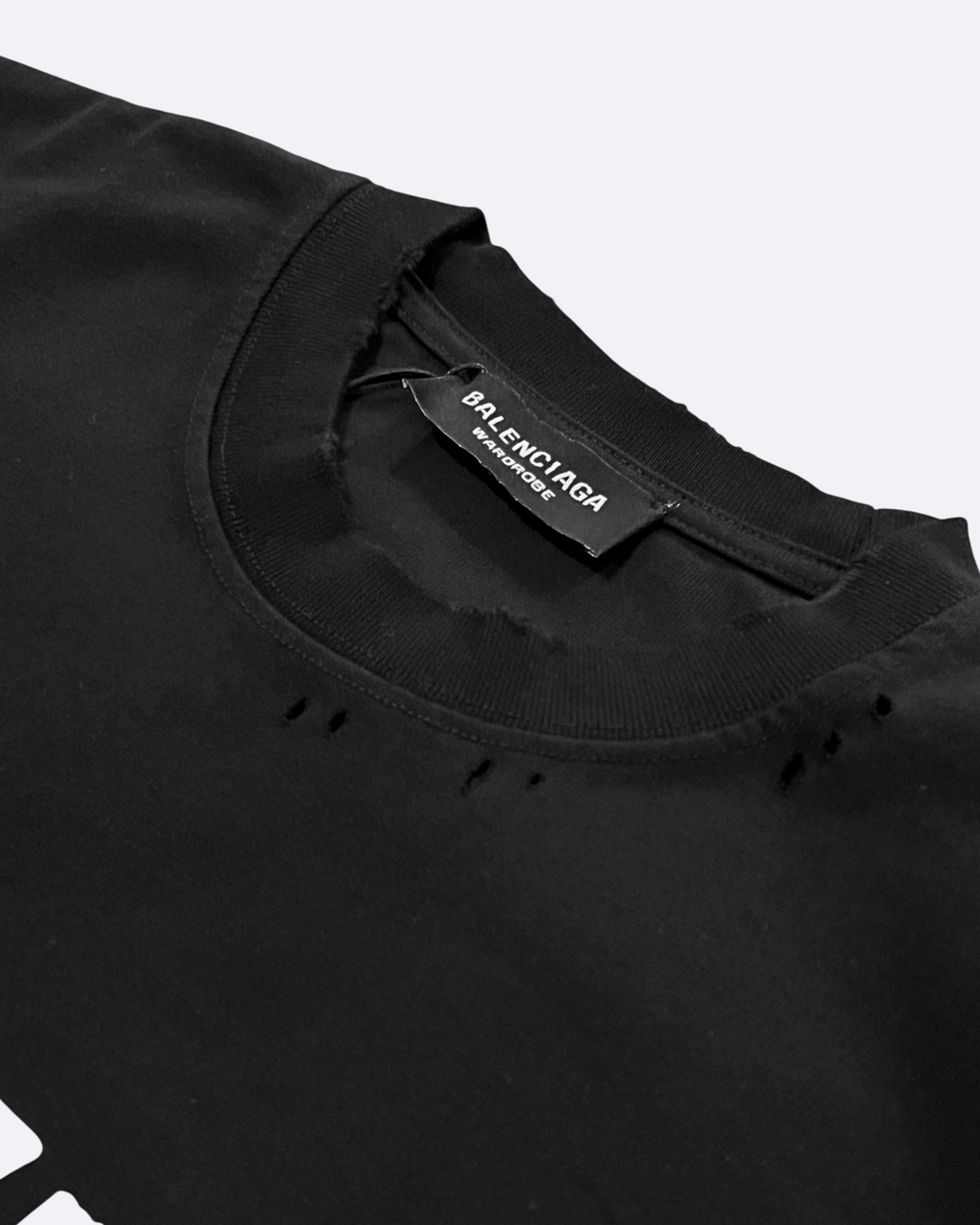 Balenciaga – černé tričko s potiskem ve stylu bílé pásky a se sepraným vzhledem