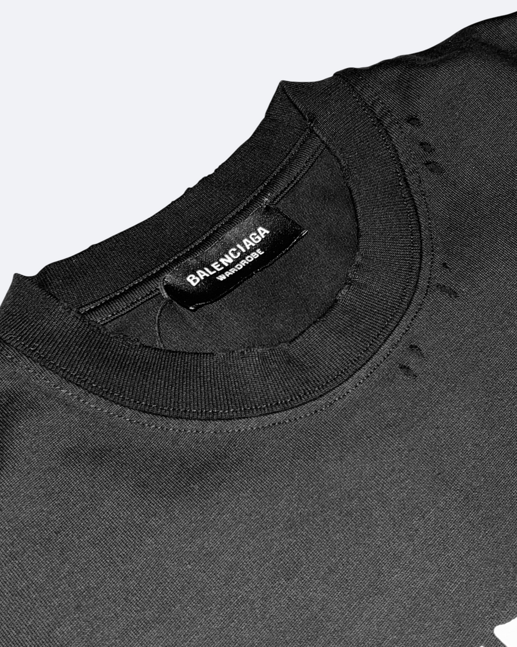 Balenciaga – černé tričko s potiskem ve stylu bílé pásky a se sepraným vzhledem