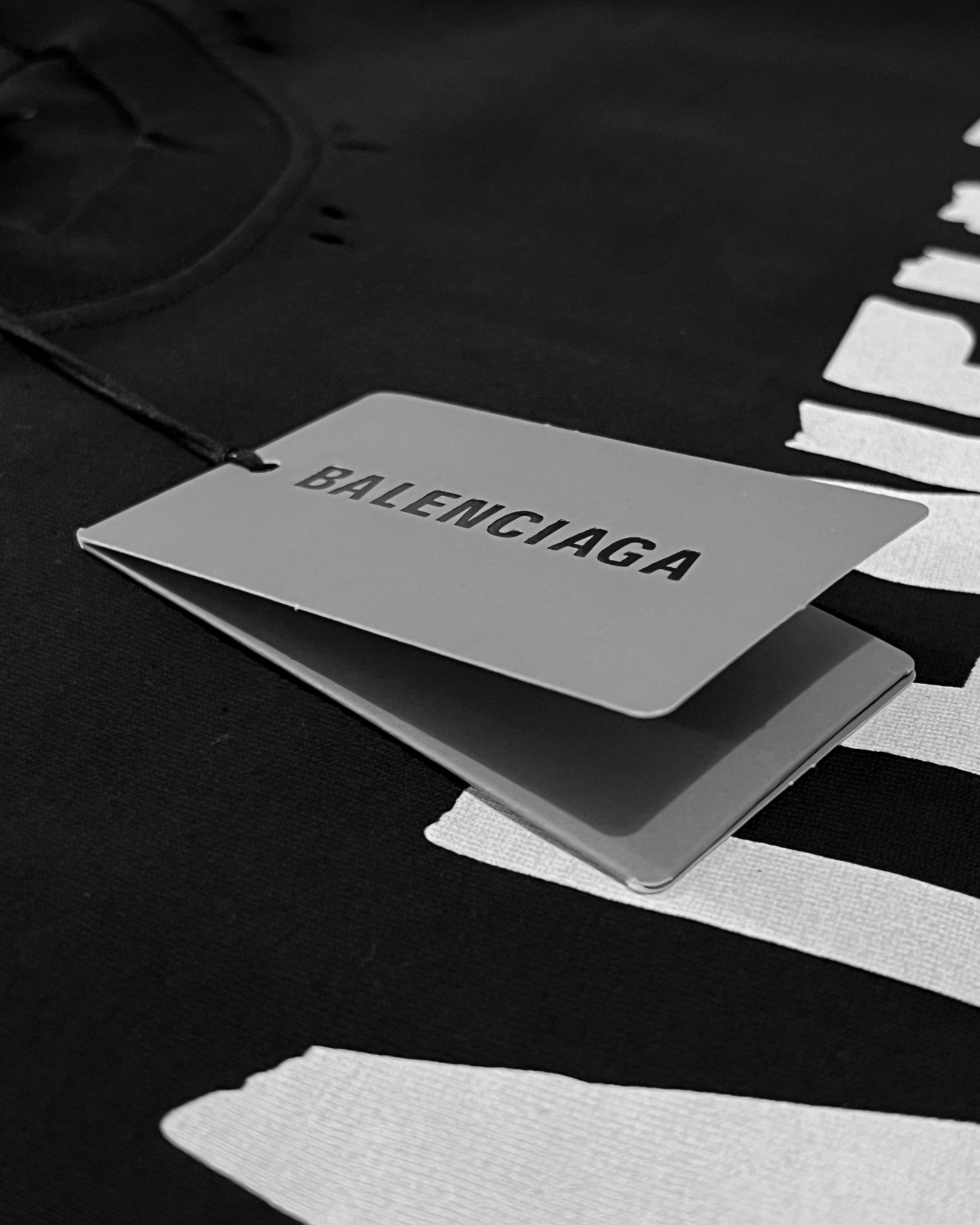 Balenciaga – černé tričko s potiskem ve stylu bílé pásky a se sepraným vzhledem