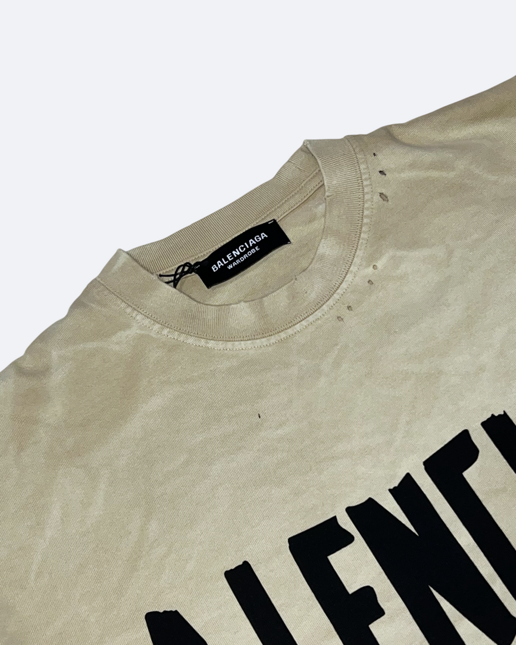 Balenciaga – Zničené tričko s černou páskou – krémové