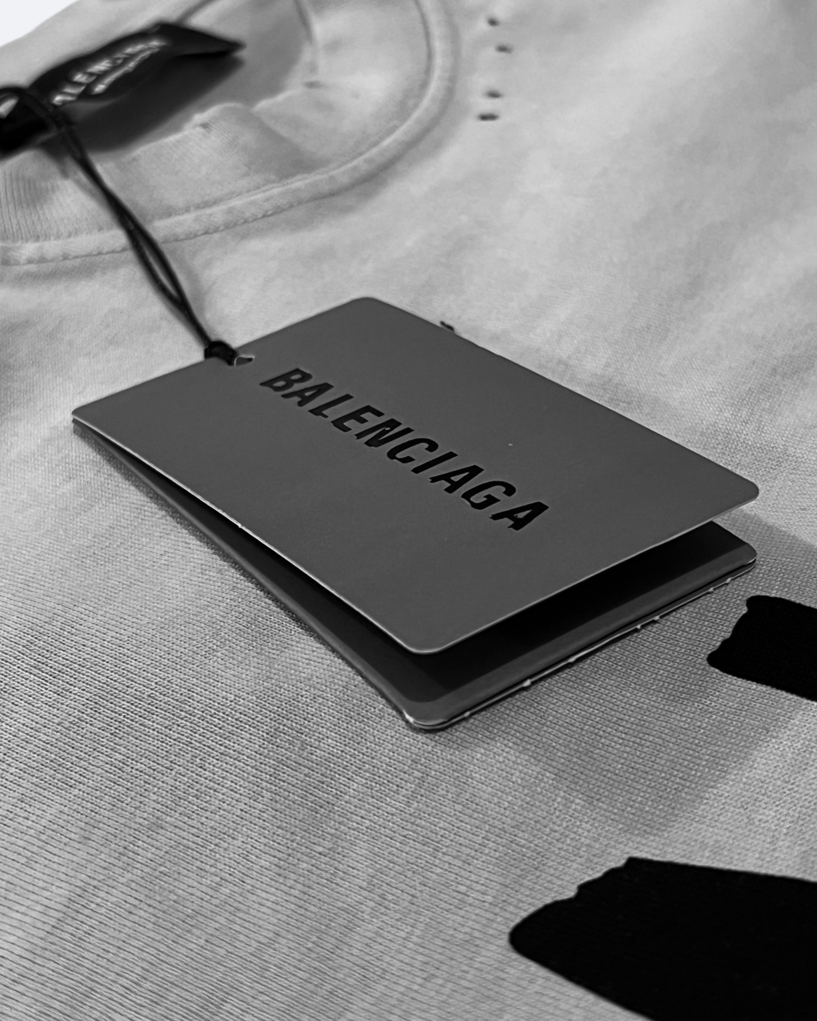 Balenciaga – Zničené tričko s černou páskou – krémové