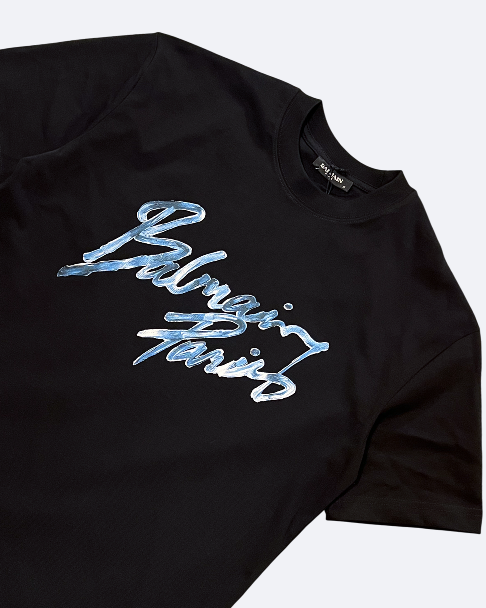 Balmain – černé tričko s modrým logem „Paint Script“