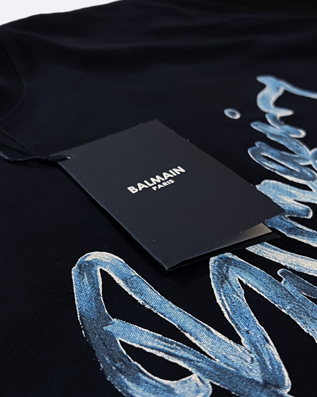 Balmain – černé tričko s modrým logem „Paint Script“