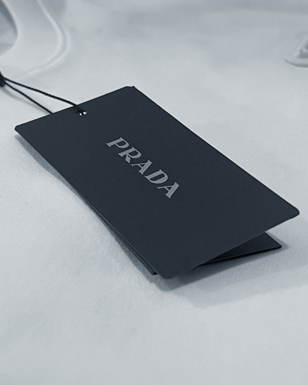 Prada – bílé tričko s logem na destičce – bílé