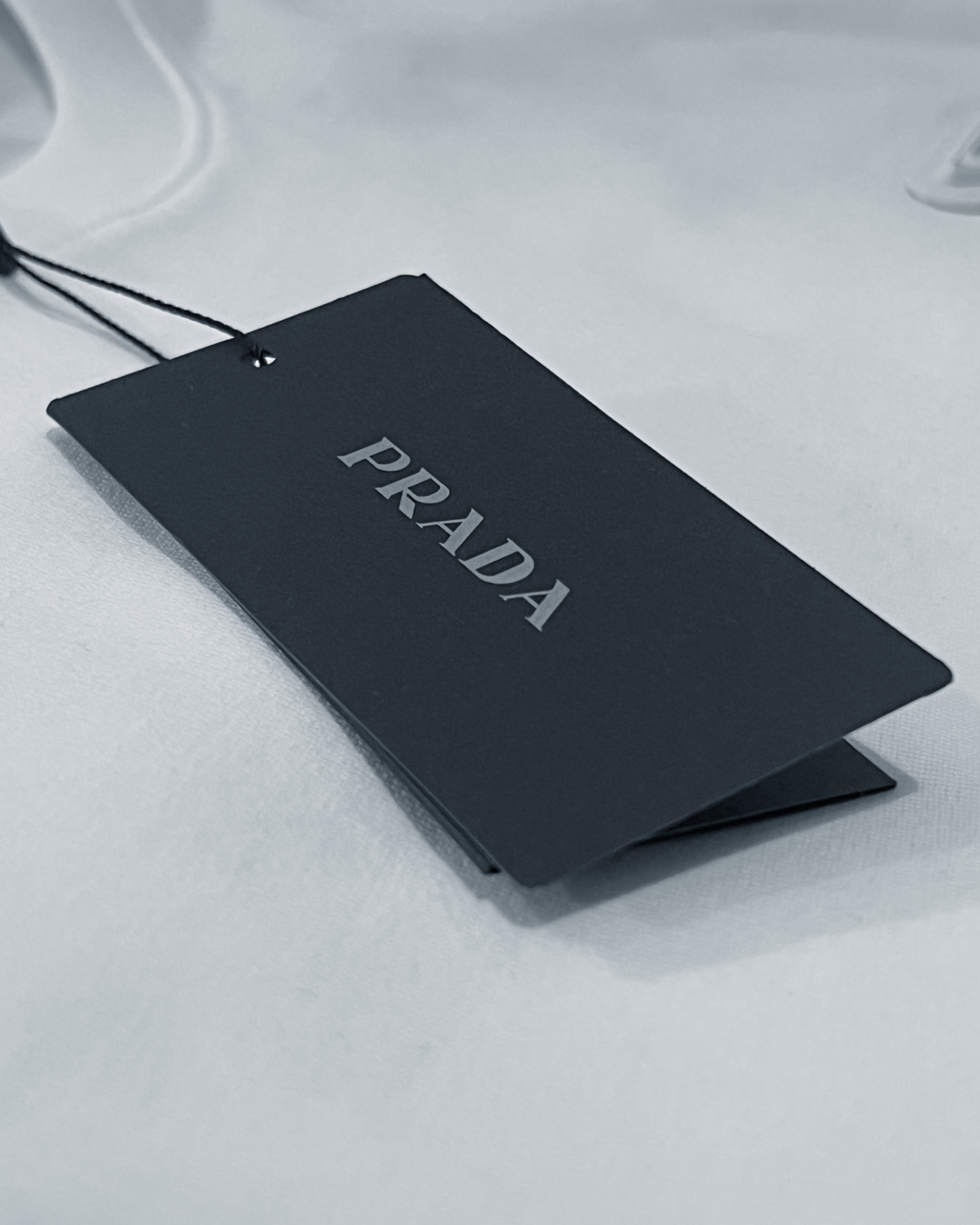 Prada – bílé tričko s logem na destičce – bílé