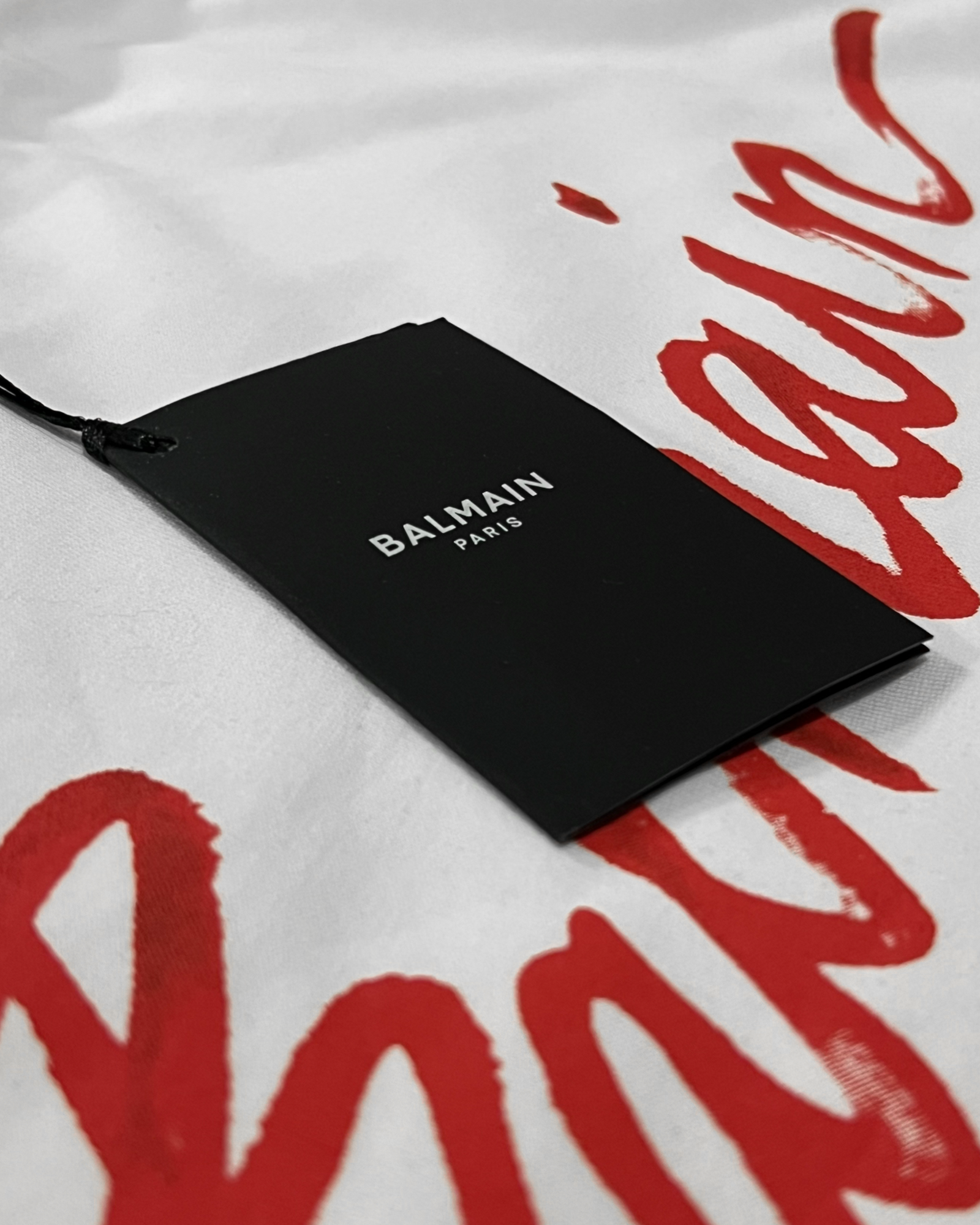 Balmain – Bílé tričko s logem ve stylu červeného nátěru