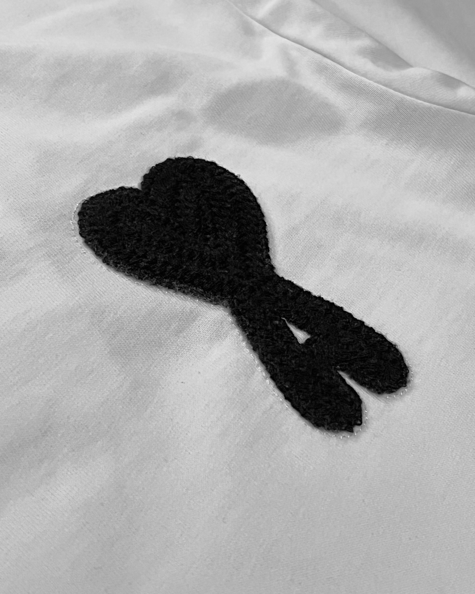 AMI – Bílé tričko s vyšívaným logem Black Heart