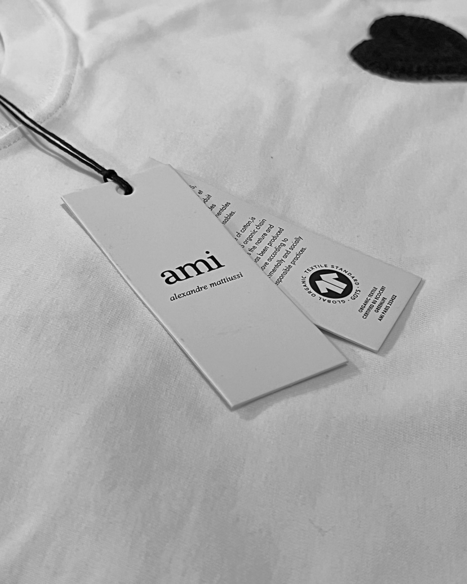 AMI – Bílé tričko s vyšívaným logem Black Heart
