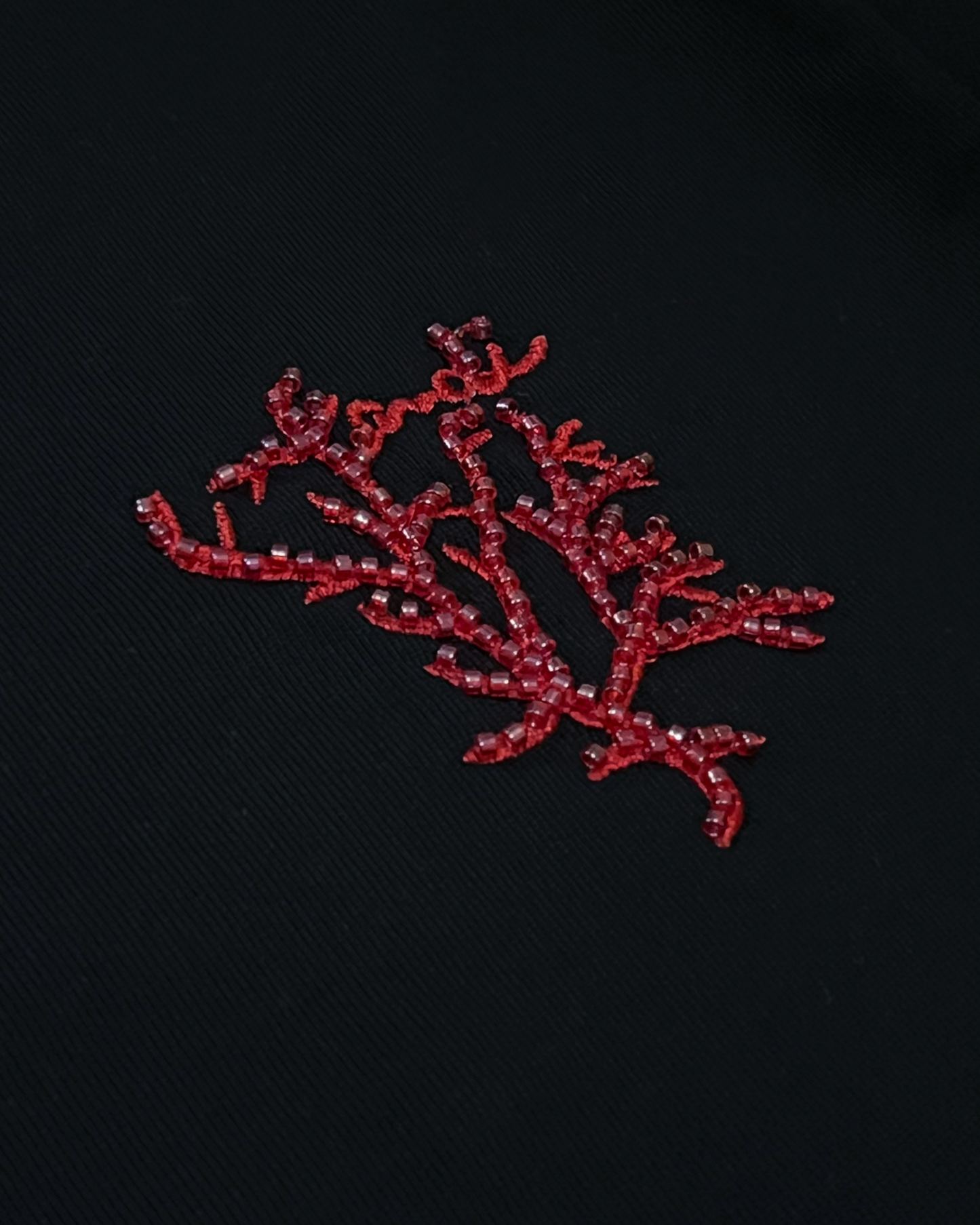 Fendi – černé tričko s korálovou výšivkou