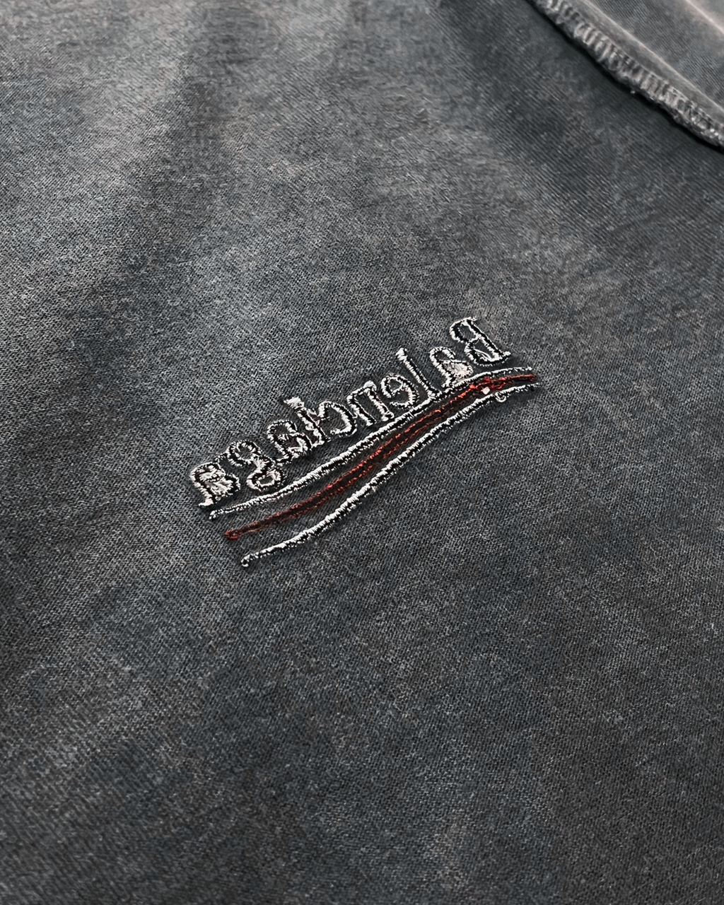 Balenciaga – tričko s obrácenou výšivkou – tmavě šedá