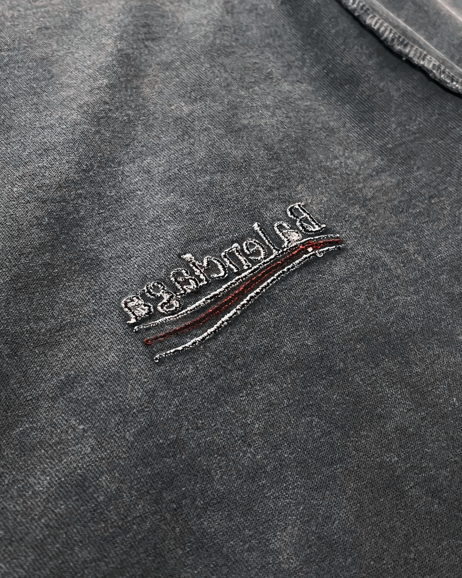 Balenciaga – tričko s obrácenou výšivkou – tmavě šedá