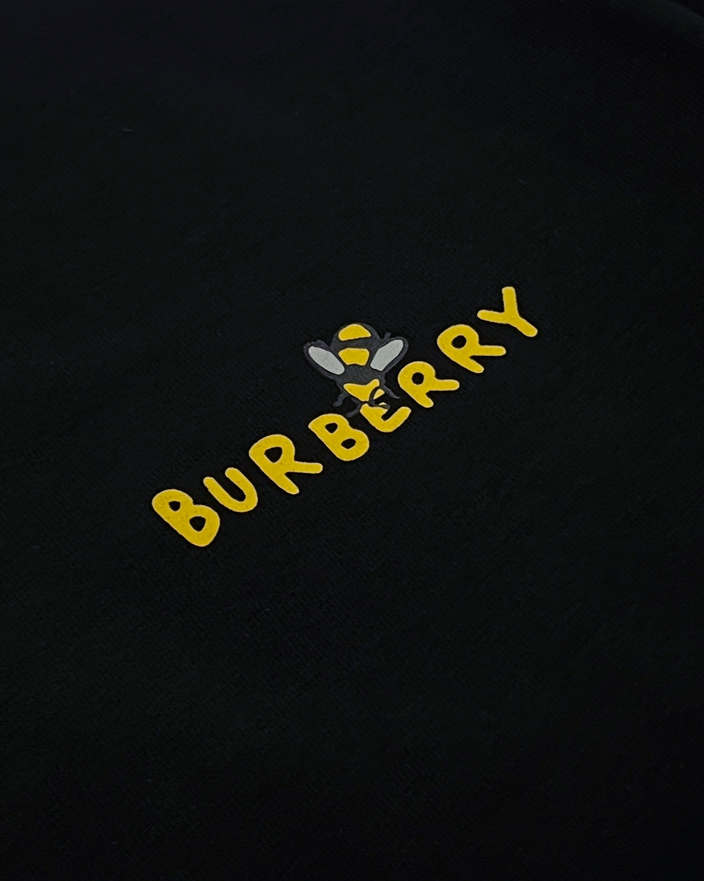Burberry - Tričko s včelí grafikou - černé
