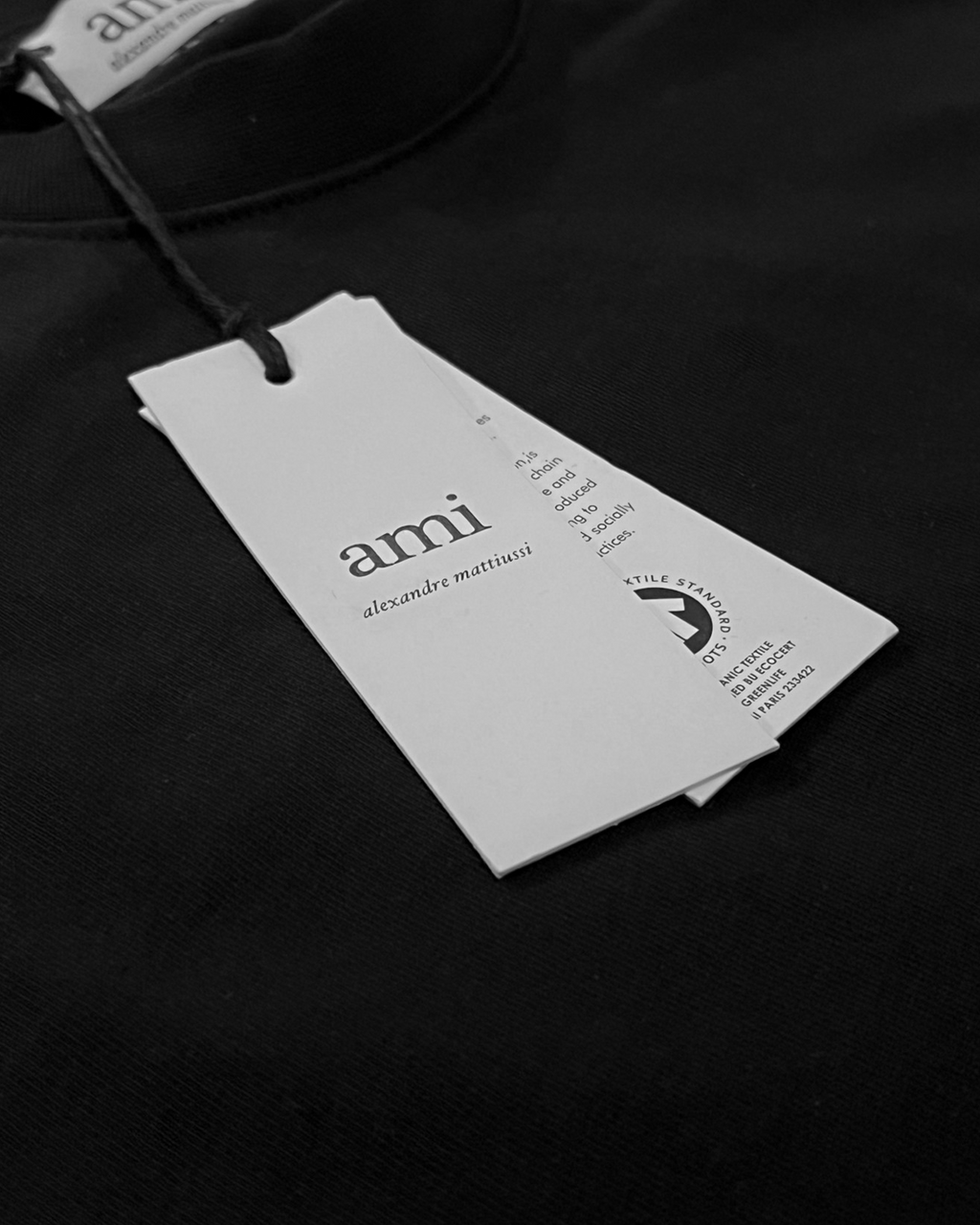 AMI – černé tričko s červenou vyšitou logem